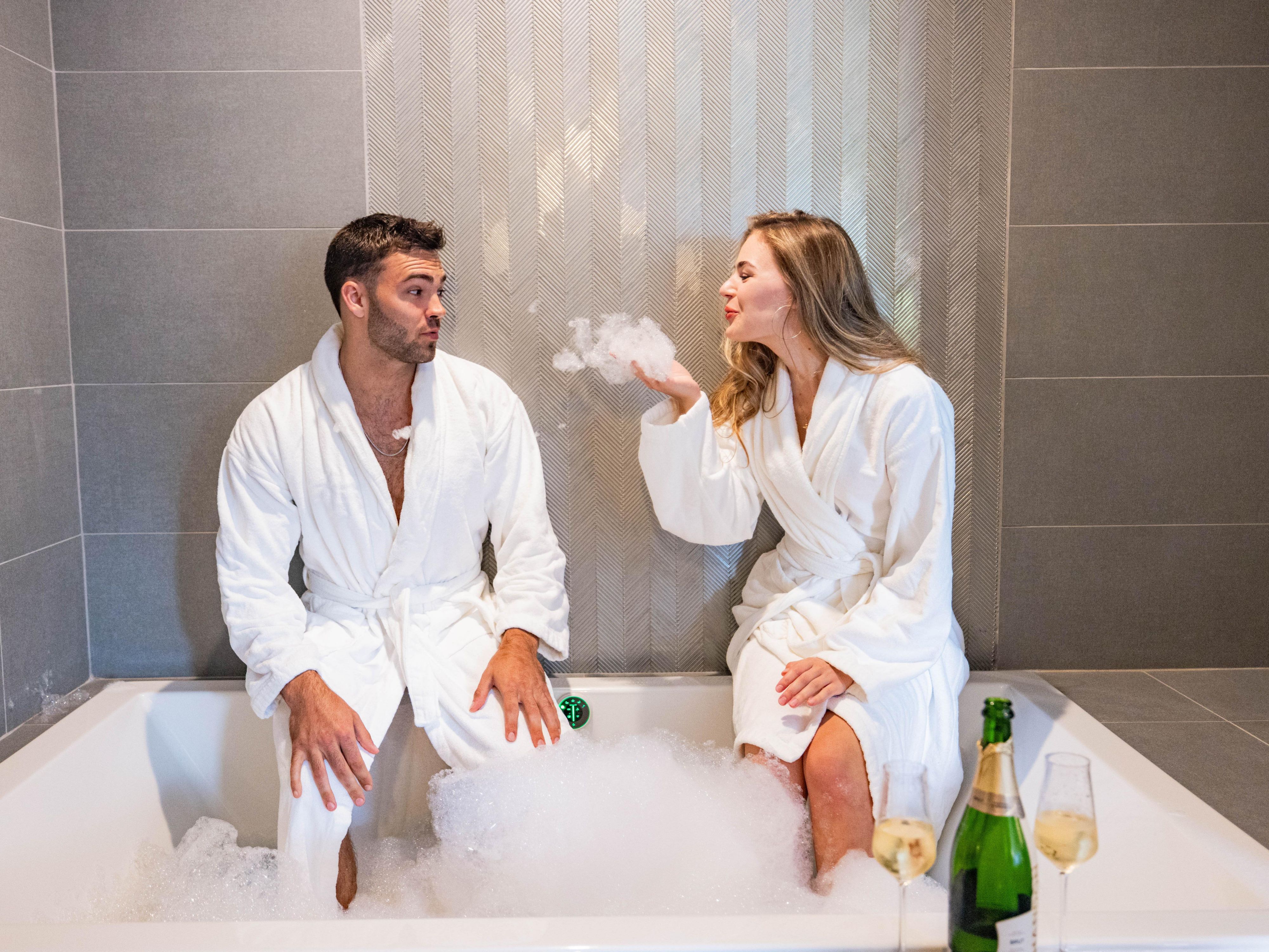 Unwind in style in our King Room featuring a relaxing jetted bubble tub, designed for the ultimate escape after a day exploring Niagara Falls. Whether you’re visiting for a romantic getaway or a relaxing retreat, this room offers a comfortable and rejuvenating stay just moments from the excitement of Niagara Falls.