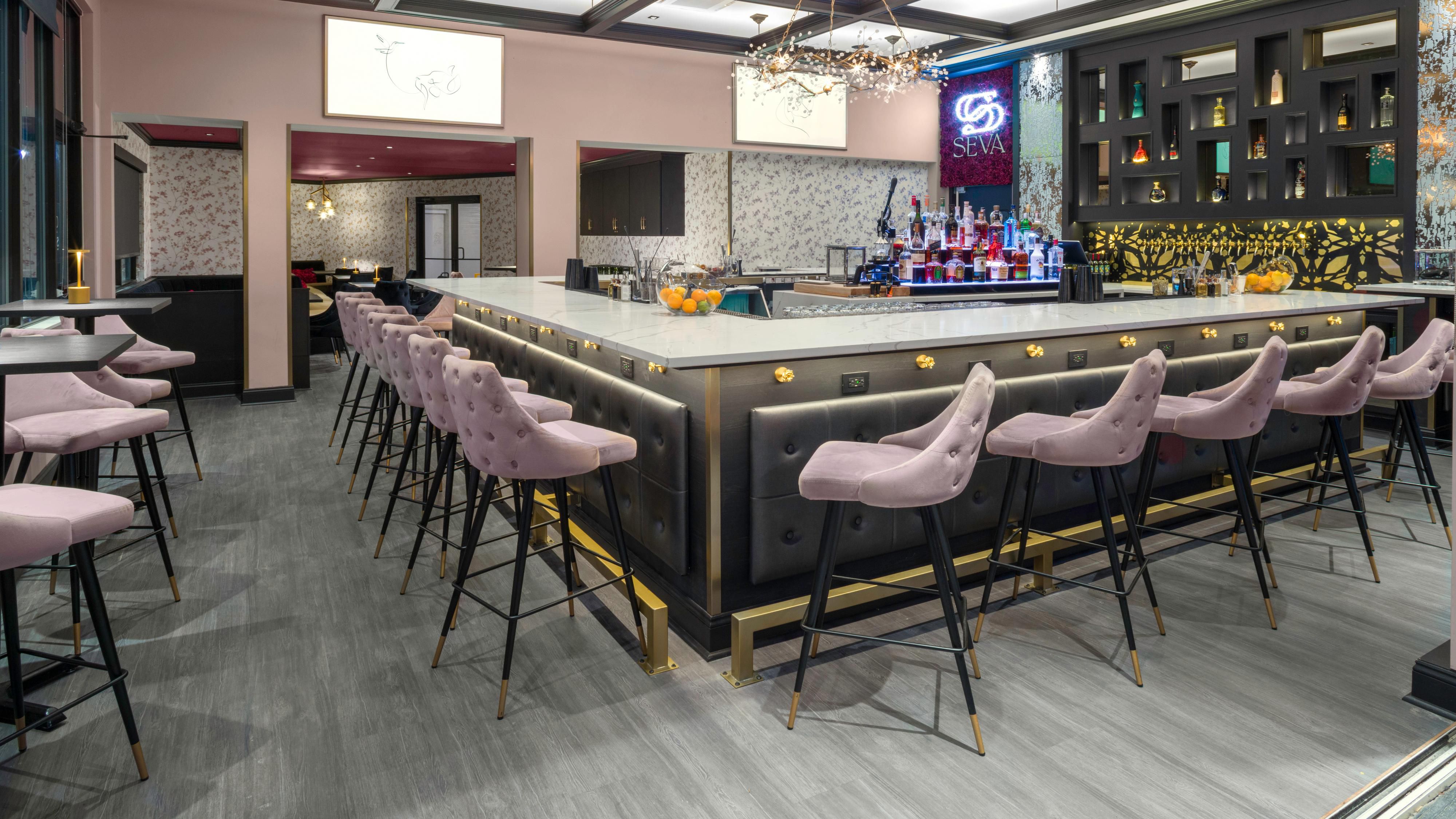 호텔 내 레스토랑인 Sēvá Kitchen and Bar에서 즐거운 식사를 즐기십시오.