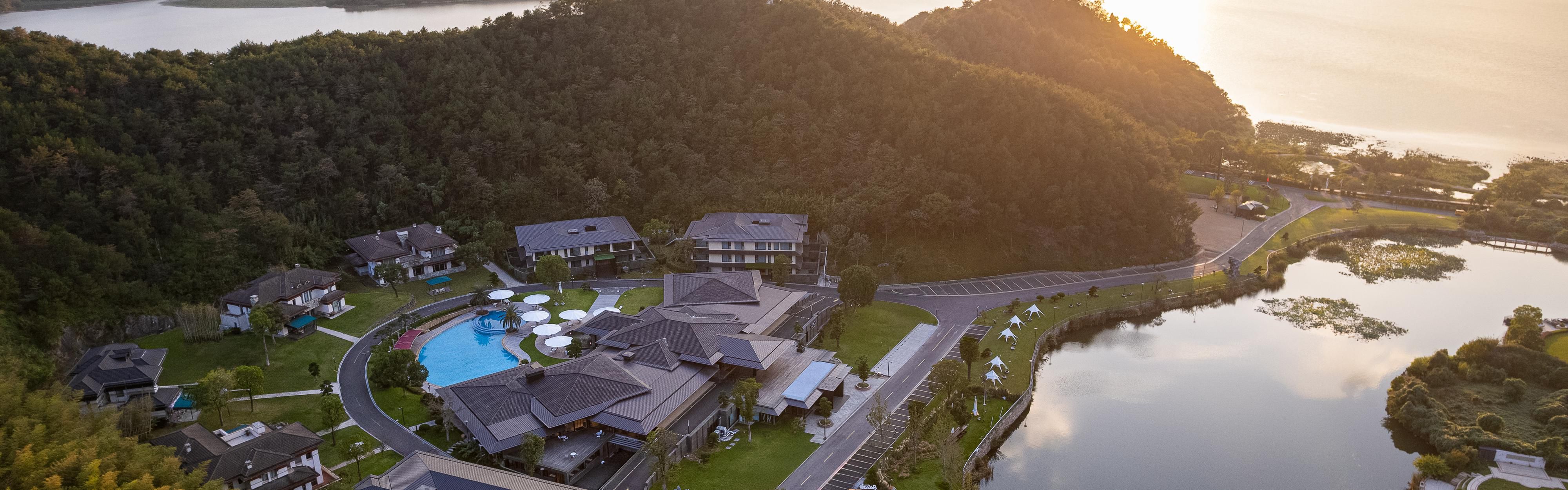 $hotelInfo.mediaDetails.welcomePhotos.primaryPhoto.caption}