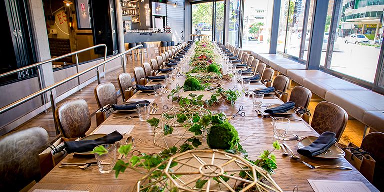 طاولة طعام للضيوف مع إطلالة من النافذة