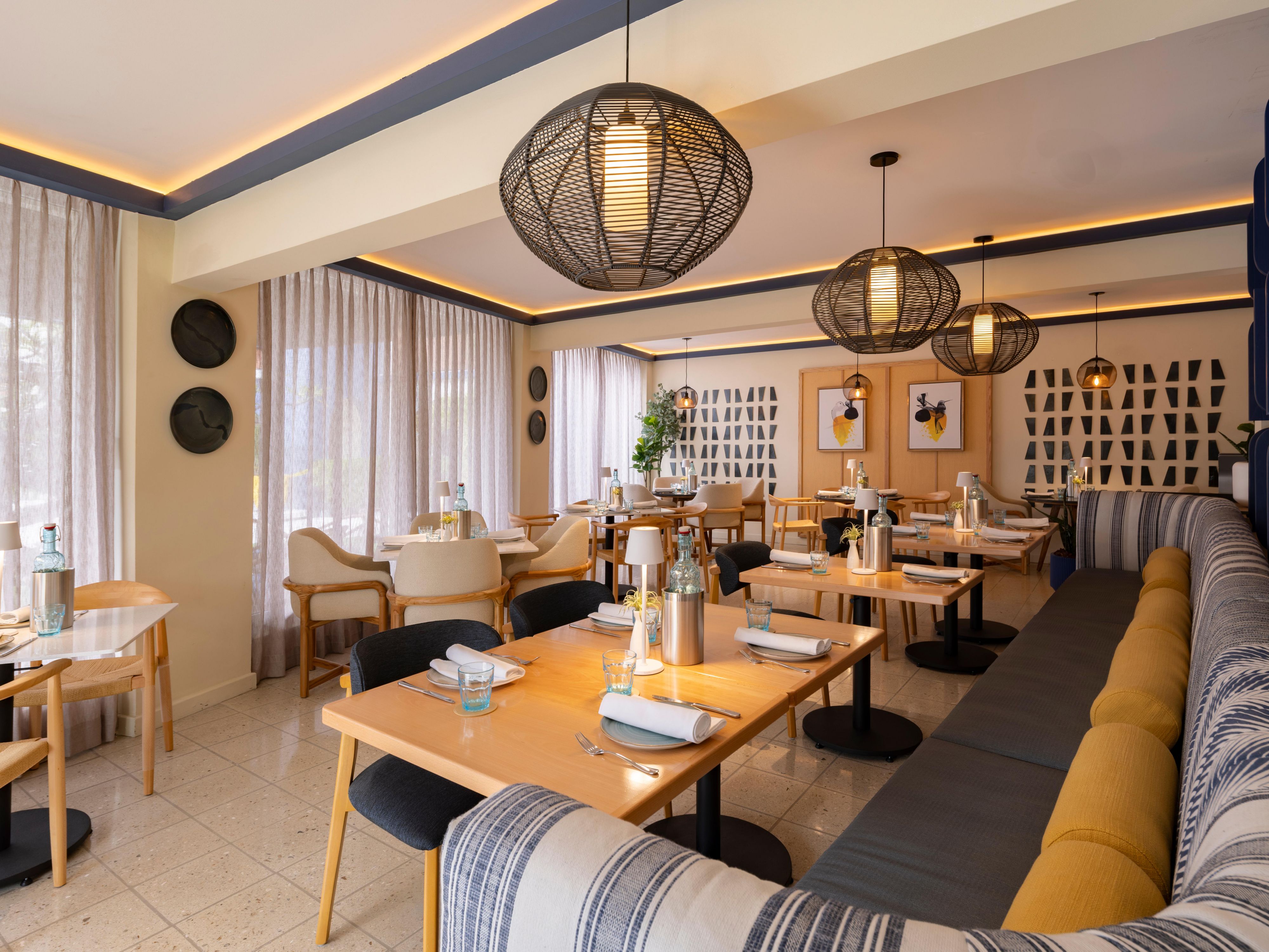 ¡Come algo en The Nook, ubicado justo en el primer piso de voco Surfside Aruba! Estamos abiertos todos los días de 7 am a 10 pm, ofreciéndole deliciosa Restauración y opciones de bebidas por la mañana, al mediodía y por la noche durante su estancia en nuestro hotel de Aruba.