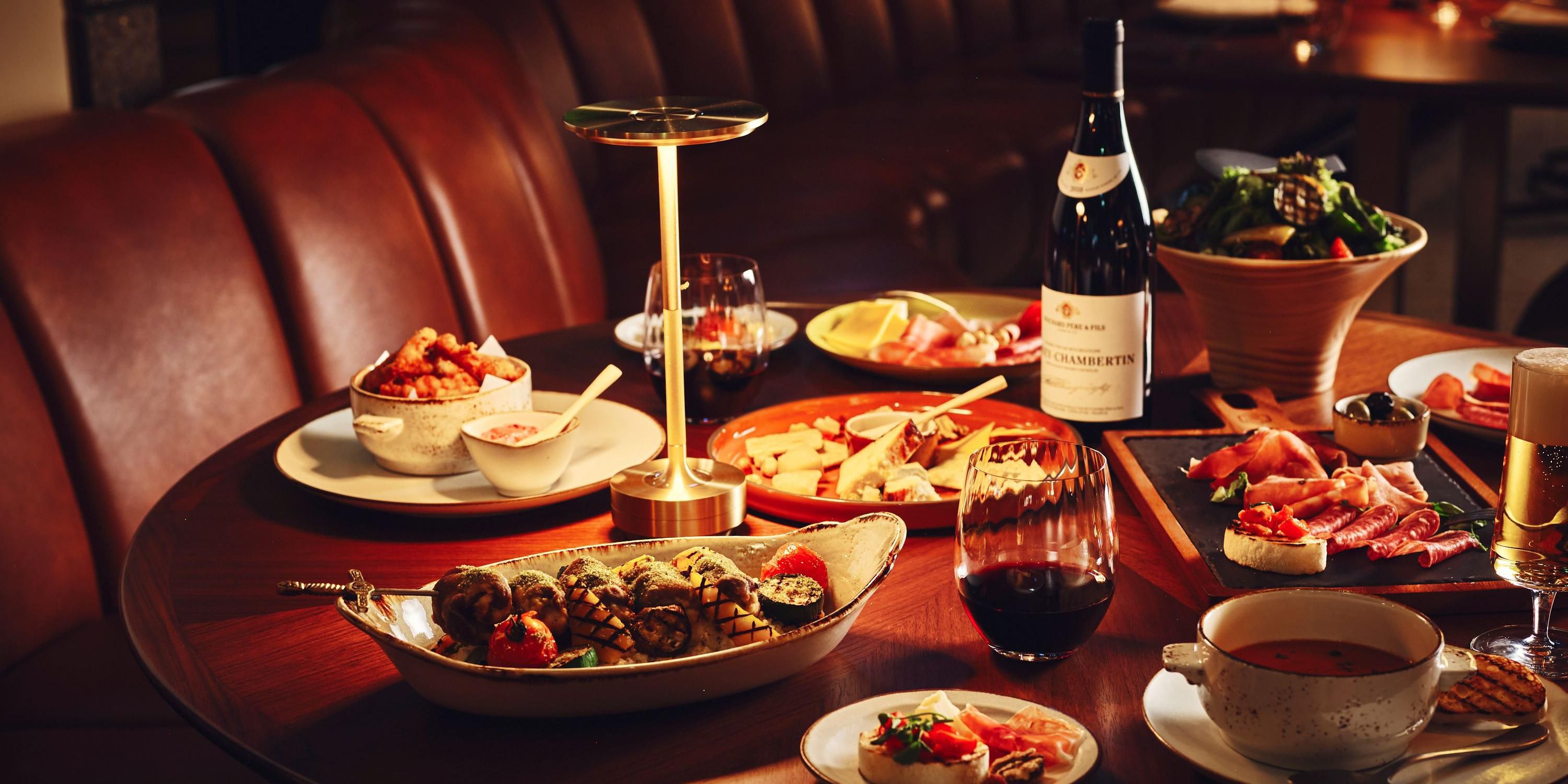 Osaka is renowned for its food-obsessed culture, so our modern cuisine has been crafted to meet the locals’ exacting standards and high expectations. Watch the chef prepare dishes in the open show kitchen. Savor locally sourced, seasonal ingredients while feeding on the energy of the room’s lively atmosphere.
