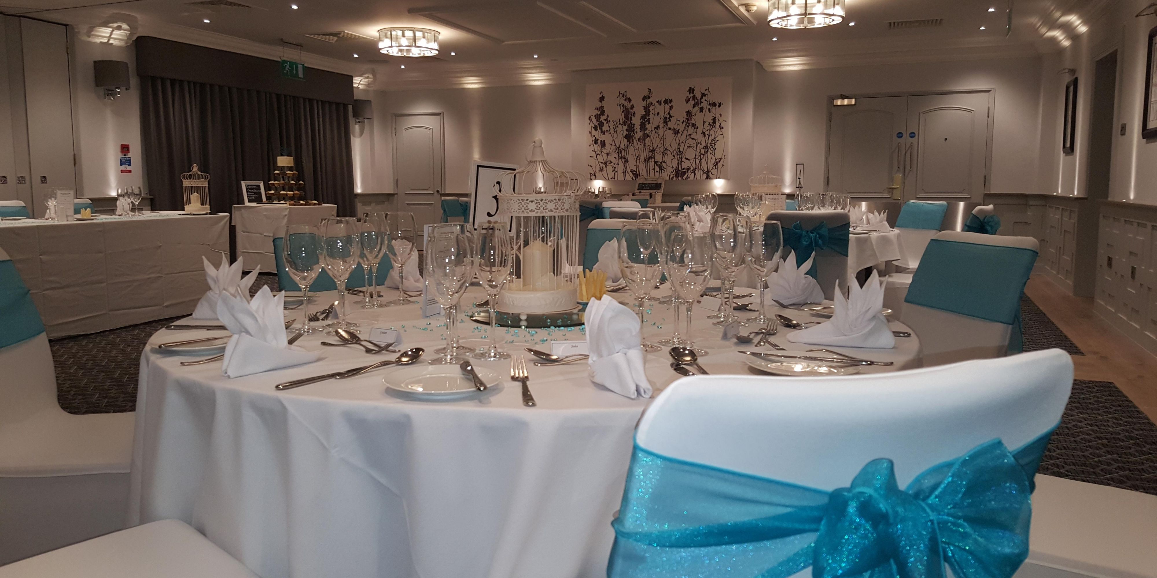 As you approach the hotel, the tree-lined driveway – flanked by the neighboring horse sanctuary and apple orchard – opens up to reveal the modern Cotswolds stone building. Just a short distance from the City of Oxford, the mix of contemporary elegance and traditional architecture is the perfect setting to host your intimate wedding.