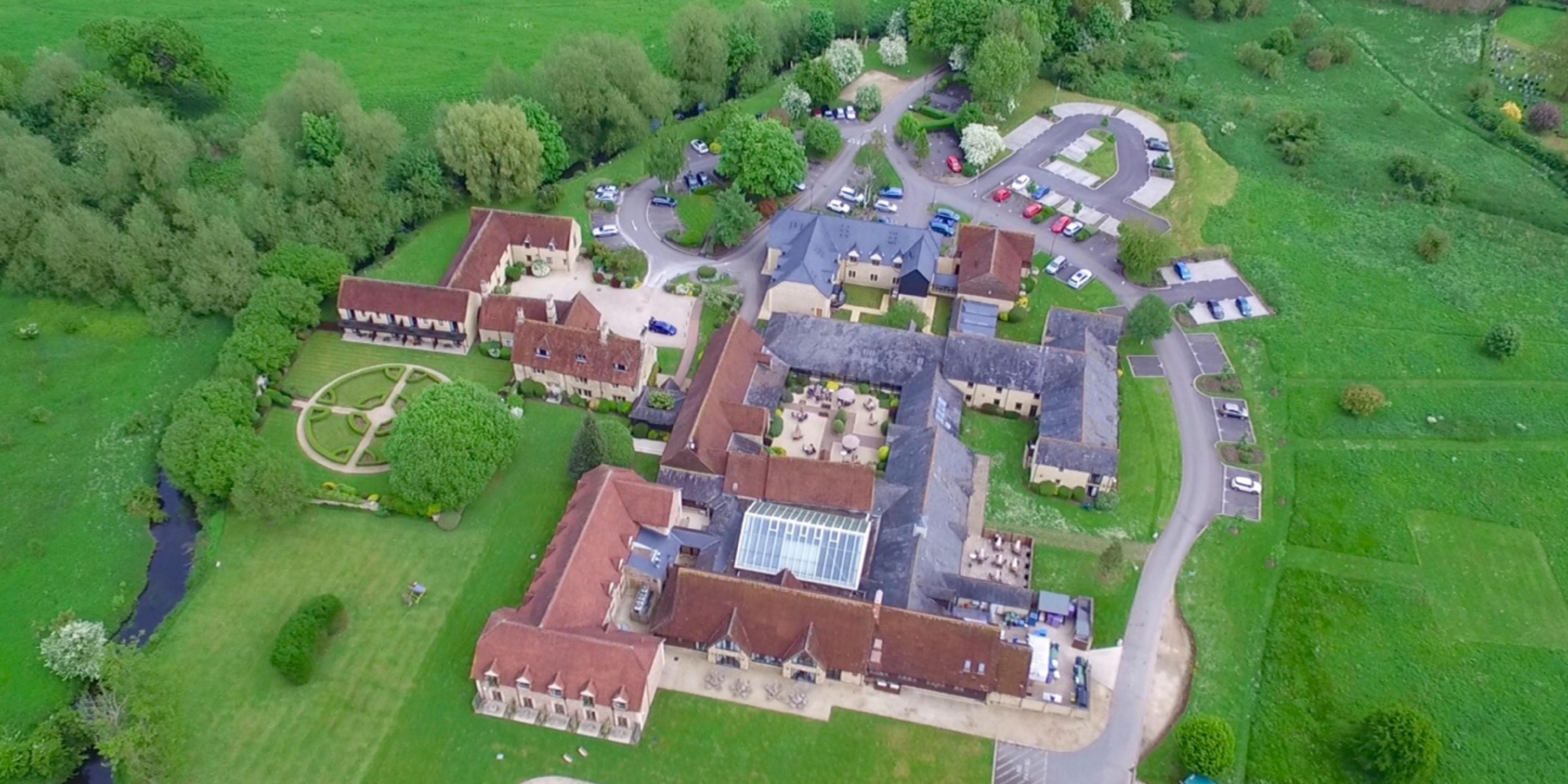 aerial view of voco oxford thames