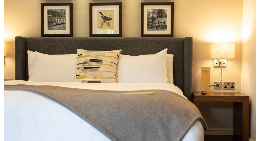 2 Tempat Tidur Single Premium Dapat Diakses