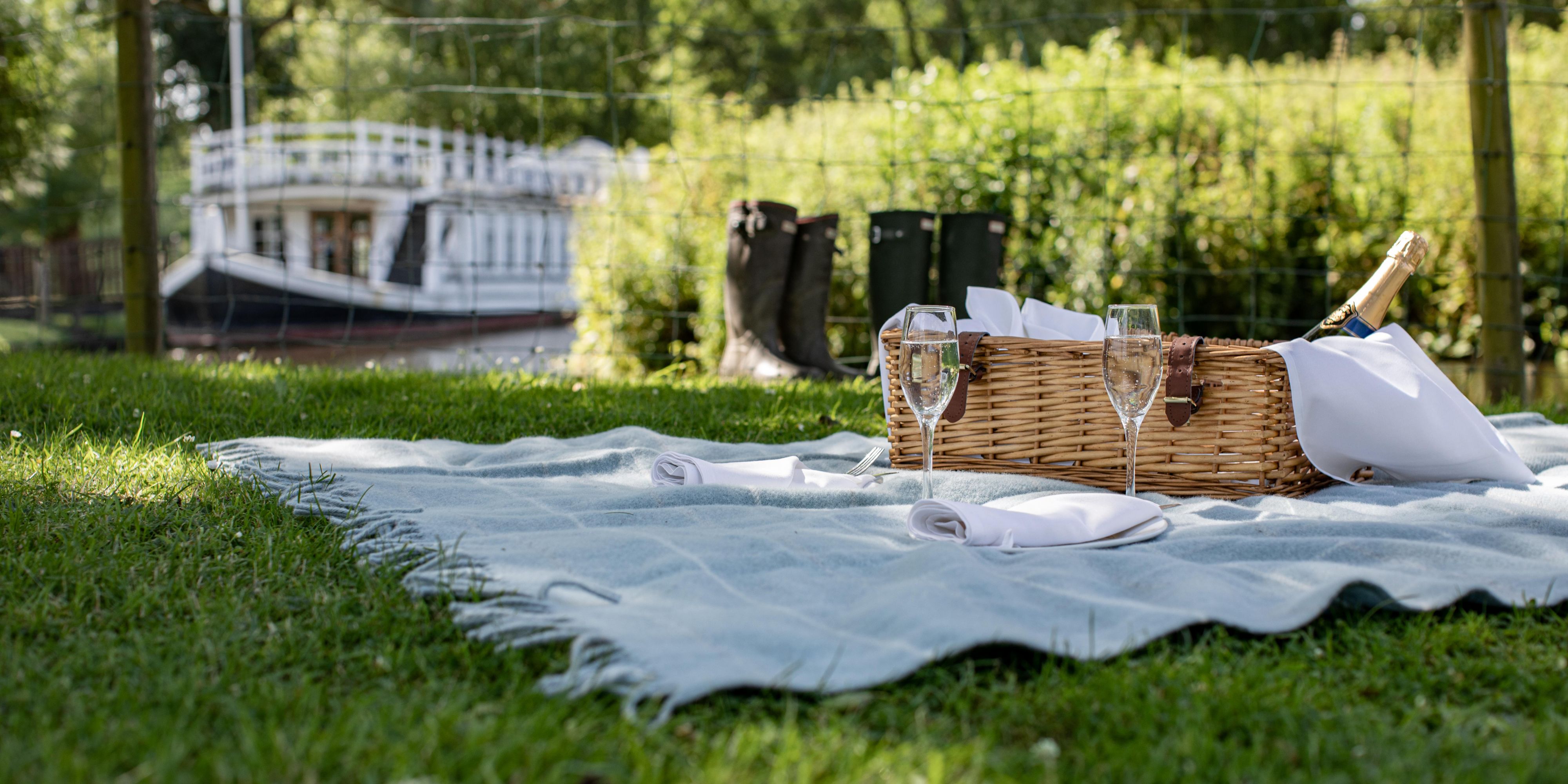 Champagne picnic on the green