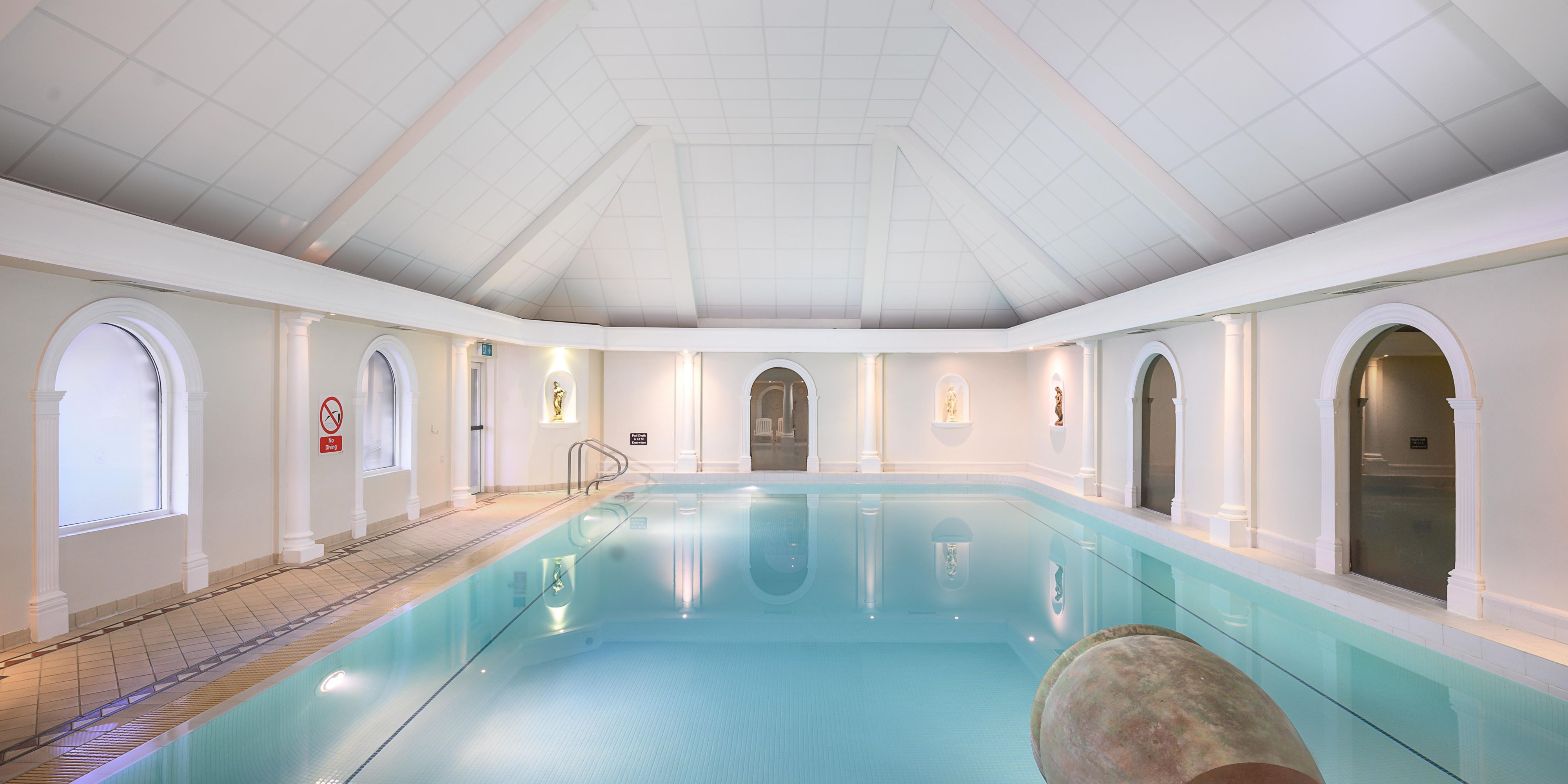 At voco® Oxford Thames, we believe in taking care of your body as well as your mind. So, after a busy day discovering all that Oxford has to offer, why not unwind or work up a sweat in our leisure club and spa? Get your heart pumping in our gym, or have a dip in the swimming pool.