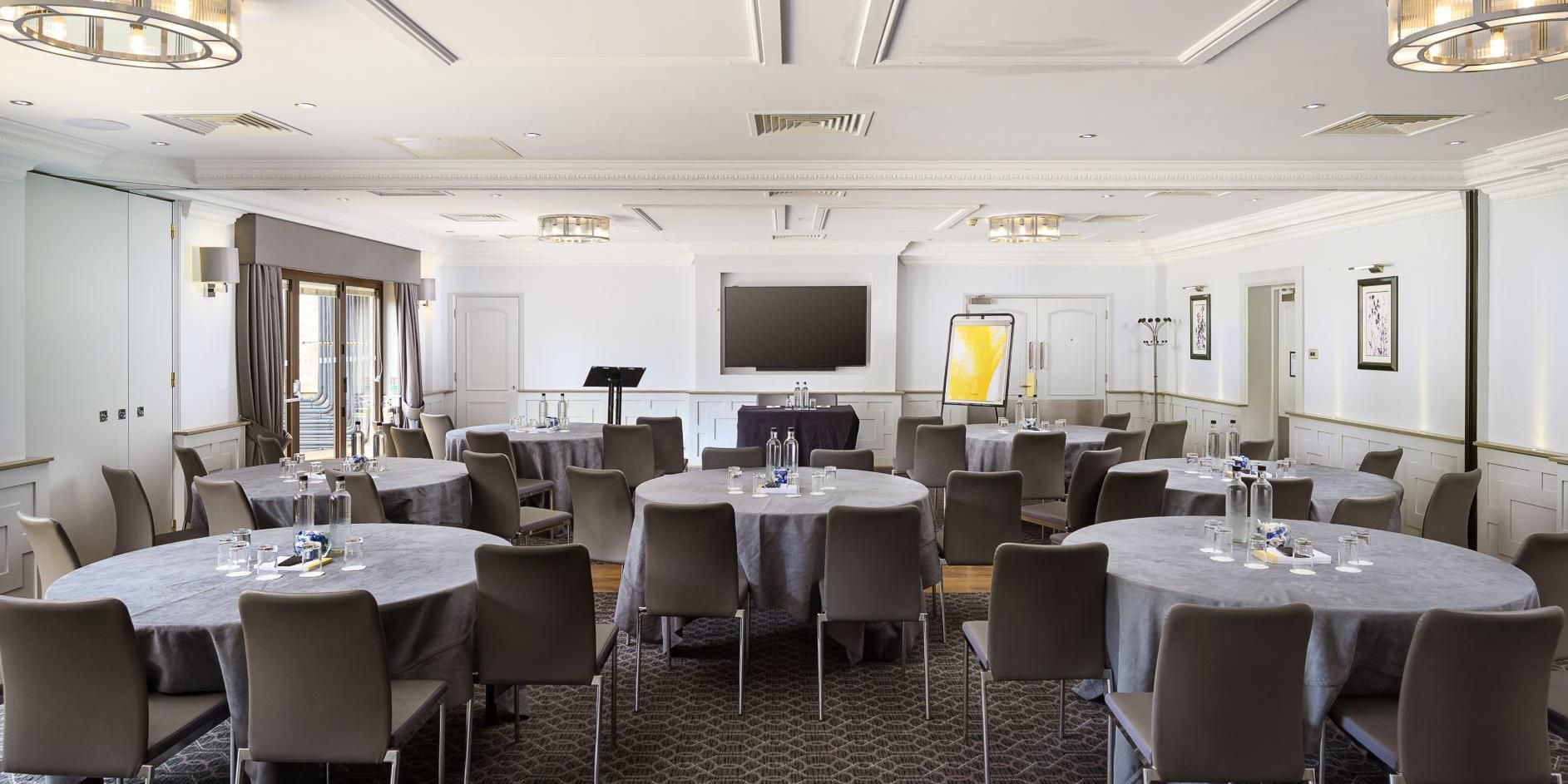 Book your next meeting or event at voco Oxford Spires, just a stone's throw away from Oxford city centre. We offer a warm, unstuffy and contemporary venue to host your next event with 10 versatile event spaces that can accommodate up to 266 guests, we’ve got everything you need.