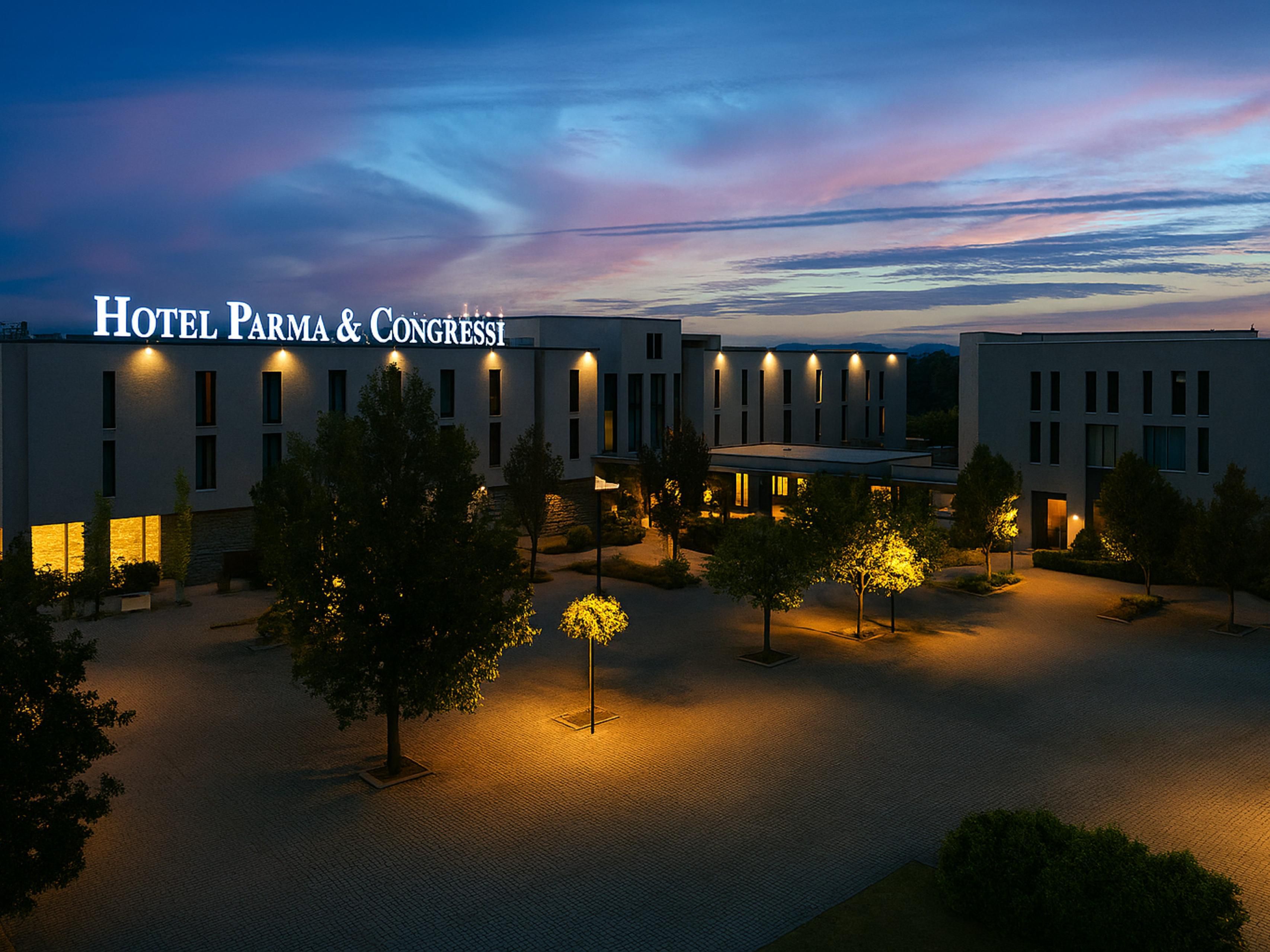 التصميم الخارجي للفندق ليلاً