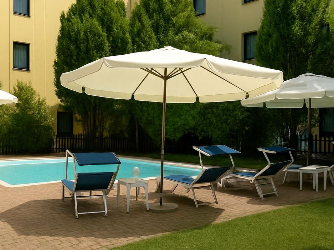 Relax in our solarium area, a true little paradise to recharge. Sunbeds and umbrellas ensure maximum comfort, while the peaceful atmosphere lets you enjoy moments of total relaxation and serenity.