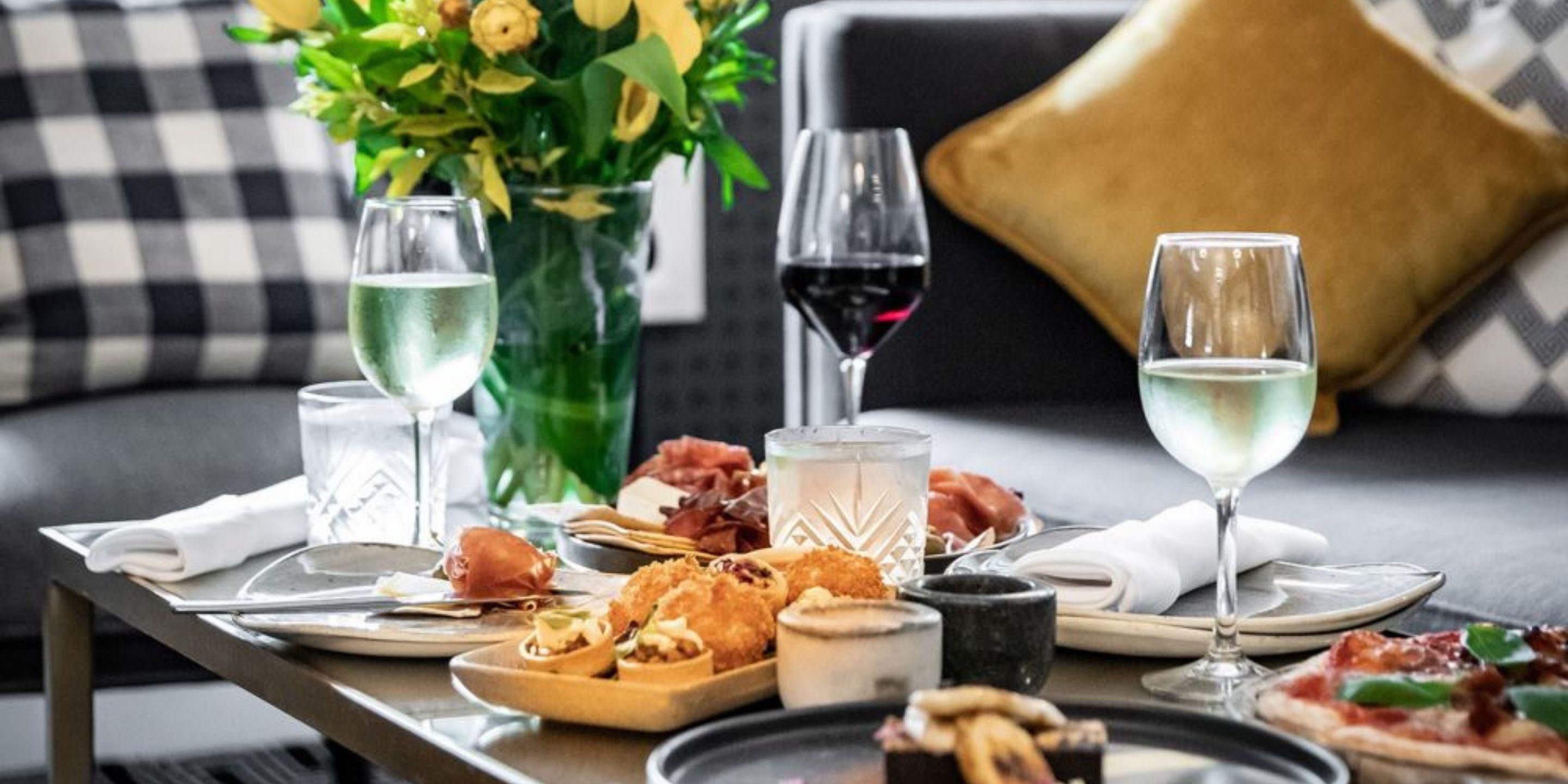 Get comfy, get social, and enjoy casual drinks with lunch or dinner as you cheers to your wine-country escape in Hunter Valley. Sip expertly mixed cocktails or relax with the region's best wine over tasty wood fired pizzas and fresh seasonal salads. Settle in for the afternoon and taste the very best of Epoche Lounge Bar's delicious casual menu.