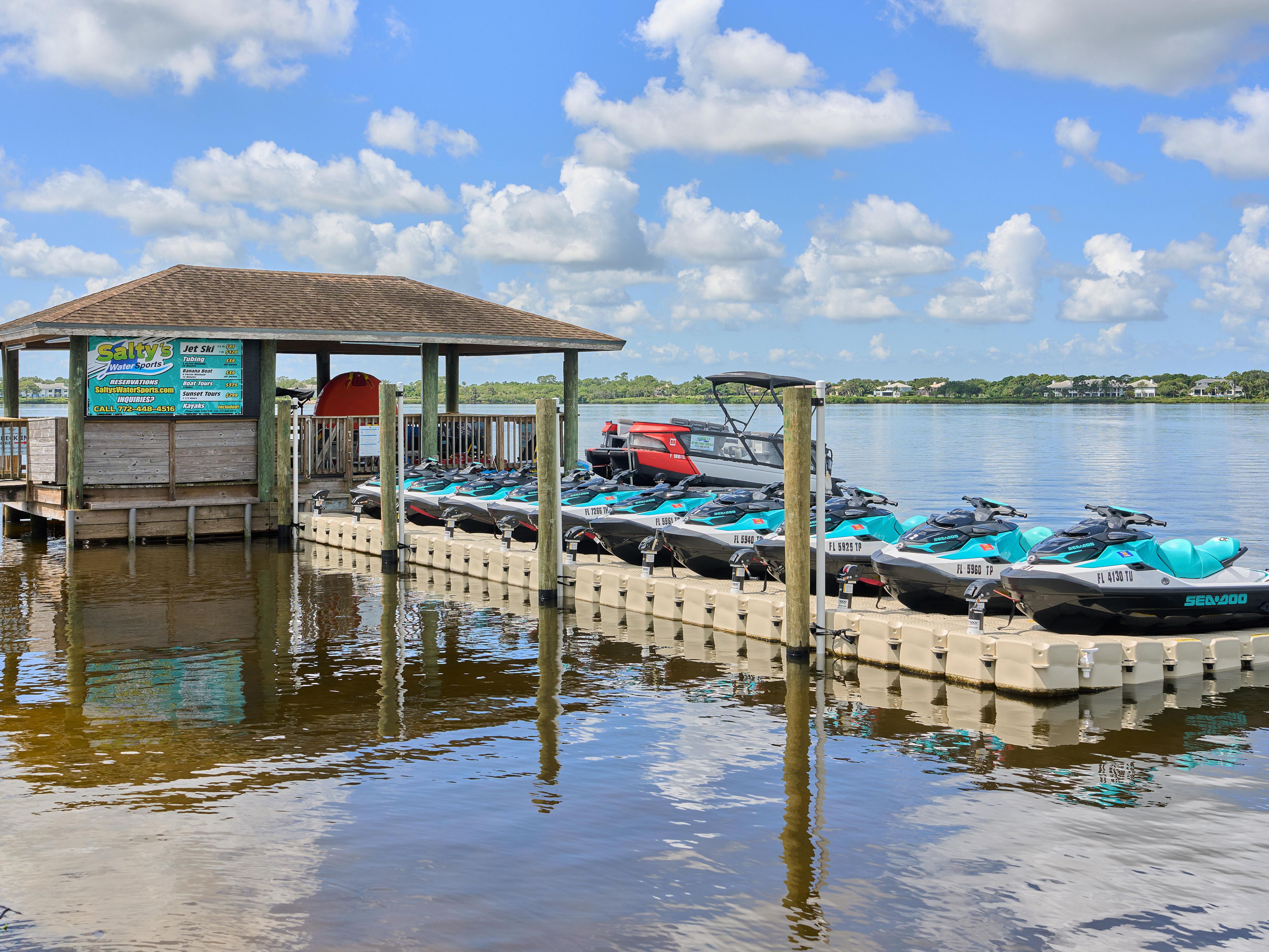 Set on the scenic St. Lucie River, our boutique marina makes every stay unique. Guests can kayak, paddleboard, or rent jet skis at Salty’s Watersports. Through our partnership with Freedom Boat Club, you can even take out a boat yourself or book a guided cruise—an unforgettable way to explore Florida’s Treasure Coast.