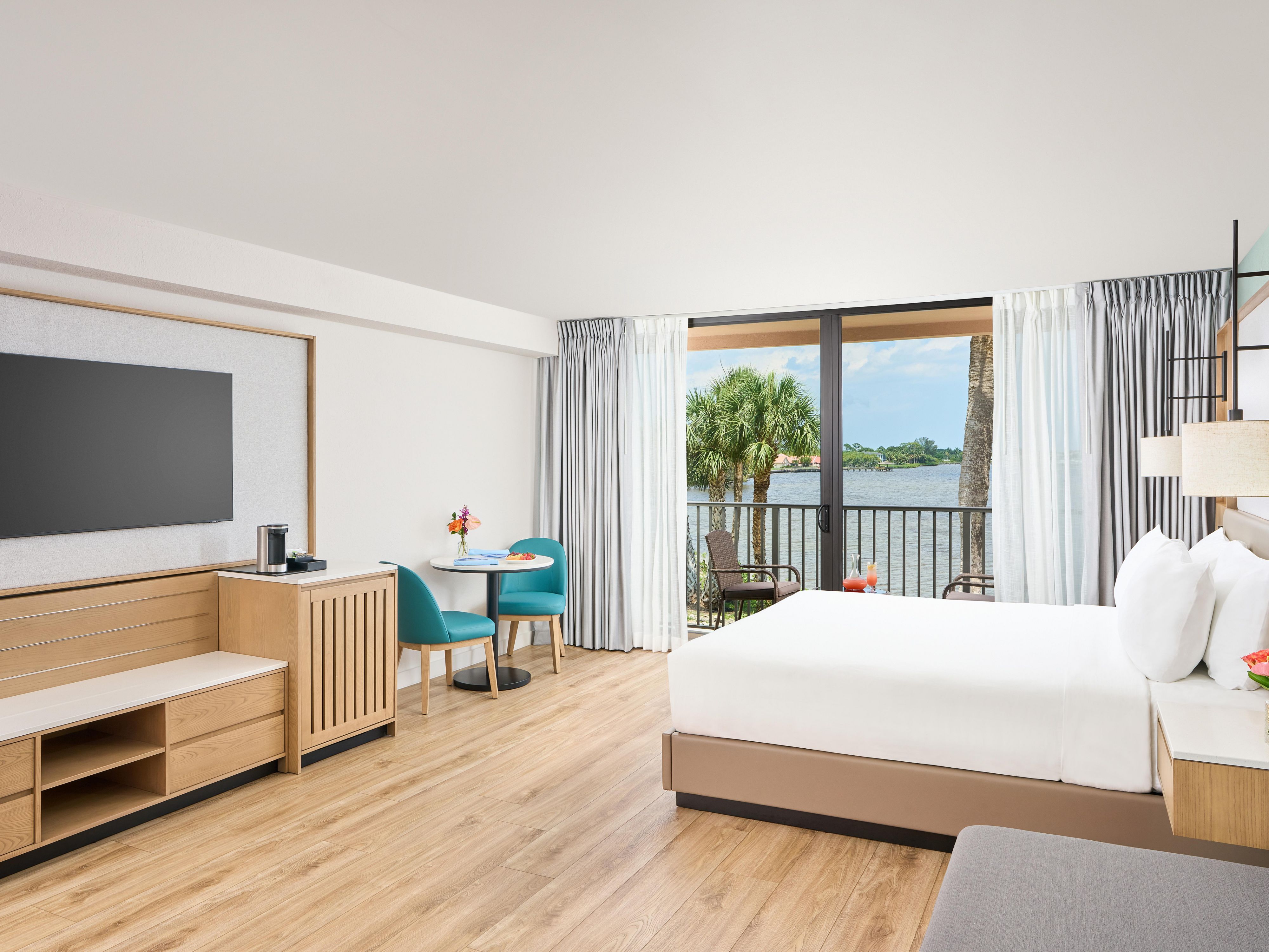 Despiértese con el sol de Florida sobre el río St. Lucie, pasee hasta su balcón y disfrute de la belleza de las vistas a la bahía, la playa o el resort. Cada alojamiento combina el confort característico de voco con una sensación de tranquilidad costera, creando el refugio perfecto después de días llenos de actividades y aventuras.