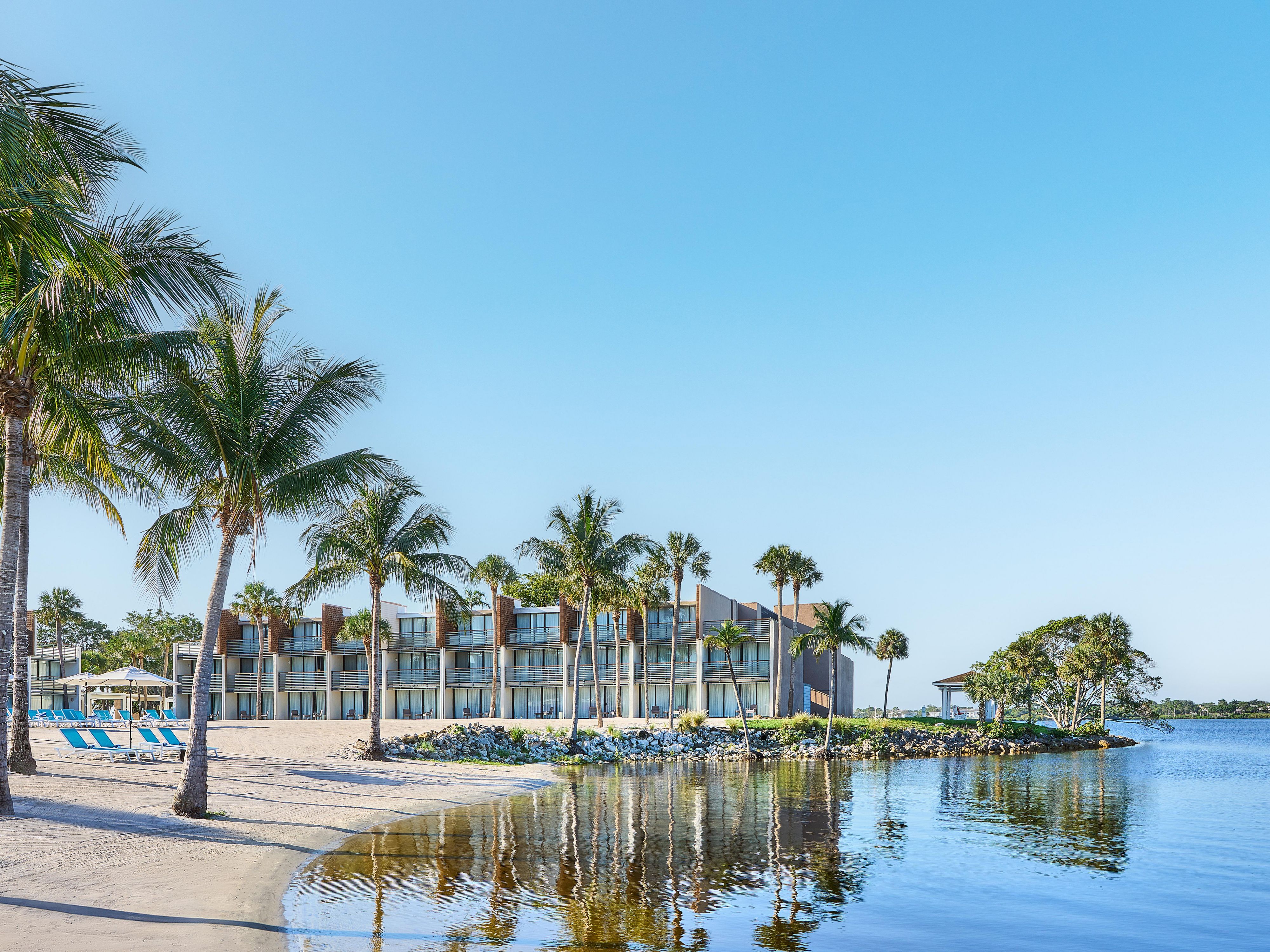 Relájese en nuestra playa de arena frente al río con impresionantes vistas de St. Lucie