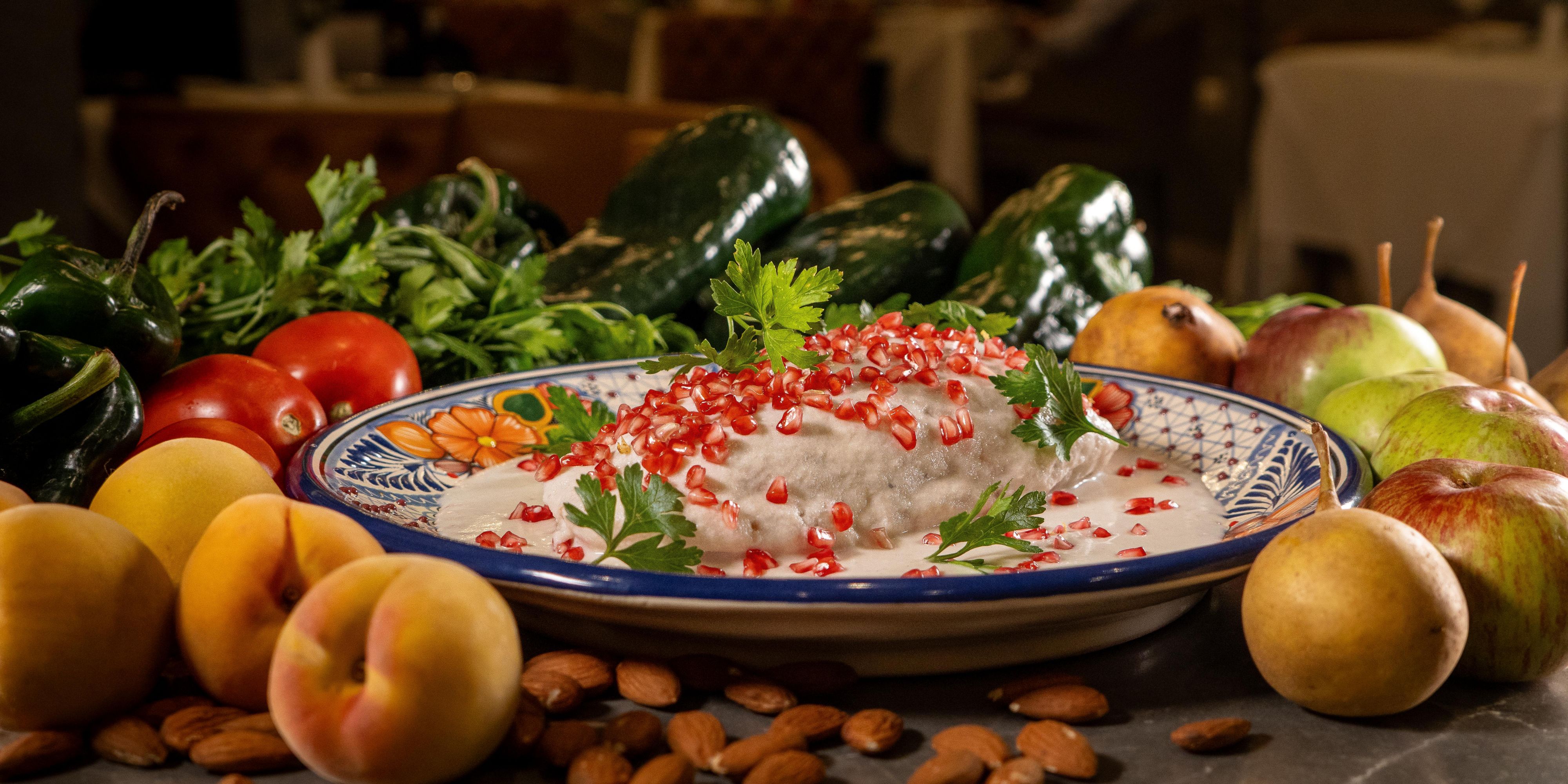 The most delicious season has arrived at voco Royalty Puebla. Enjoy our generous 500g Chile en Nogada paired perfectly with a glass of Santo Tomás rosé wine. Available at Restaurante Royalty and the rooftop Hook Black. Plus, with every chile you order, receive a raffle ticket for a chance to win exquisite Talavera dinnerware.