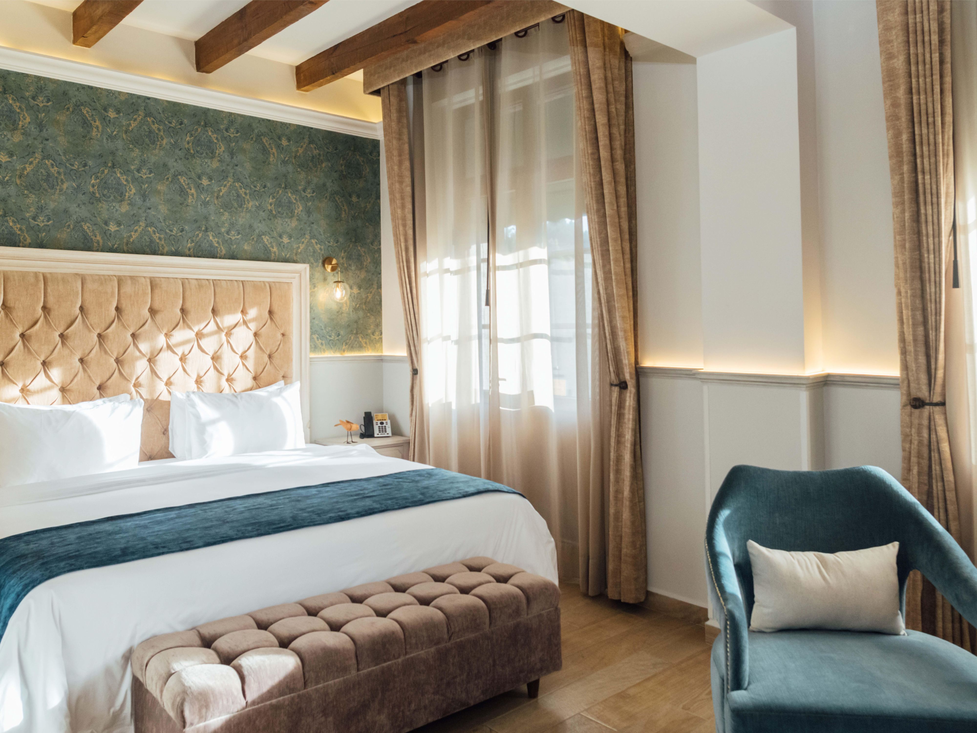 Diseñado con comodidades pensadas y toques coloniales, se sentirá como la realeza en nuestras habitaciones y suites de voco Royalty Puebla Centro donde la historia se fusiona con la modernidad. Wi-Fi gratis, TV por cable, ropa de cama de lujo y ventanas de doble vidrio, entre otras amenidades; le garantizamos una estancia cómoda y placentera.
