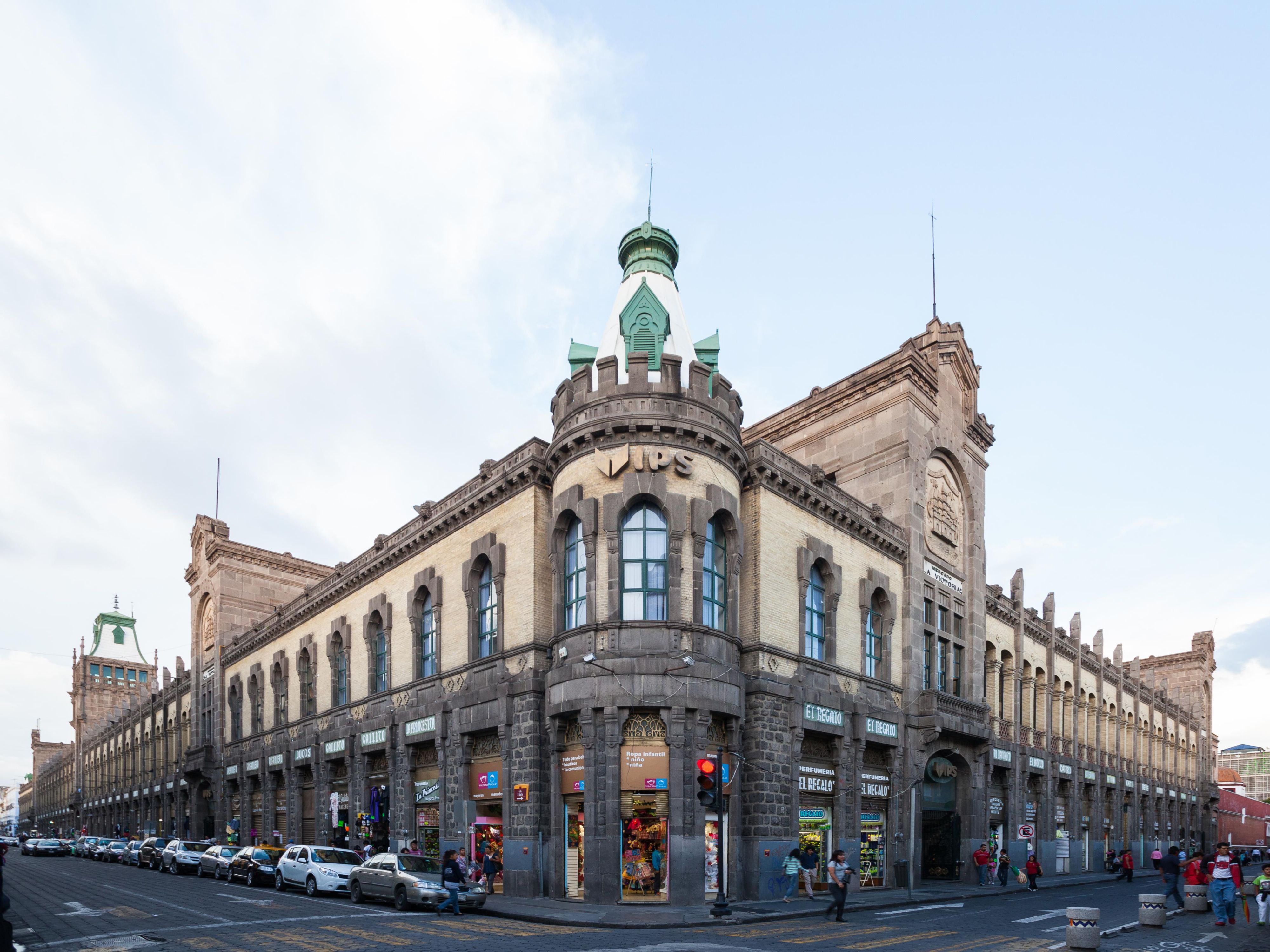 Ubicado en el corazón de Puebla, nuestro hotel ofrece una ubicación inmejorable para explorar la ciudad a pie. A solo unos pasos encontrarás fascinantes museos, majestuosas iglesias y encantadoras plazas. Sumérgete en la rica historia y vibrante cultura de Puebla sin necesidad de transporte. Disfruta de todo lo que esta hermosa ciudad ofrece.
