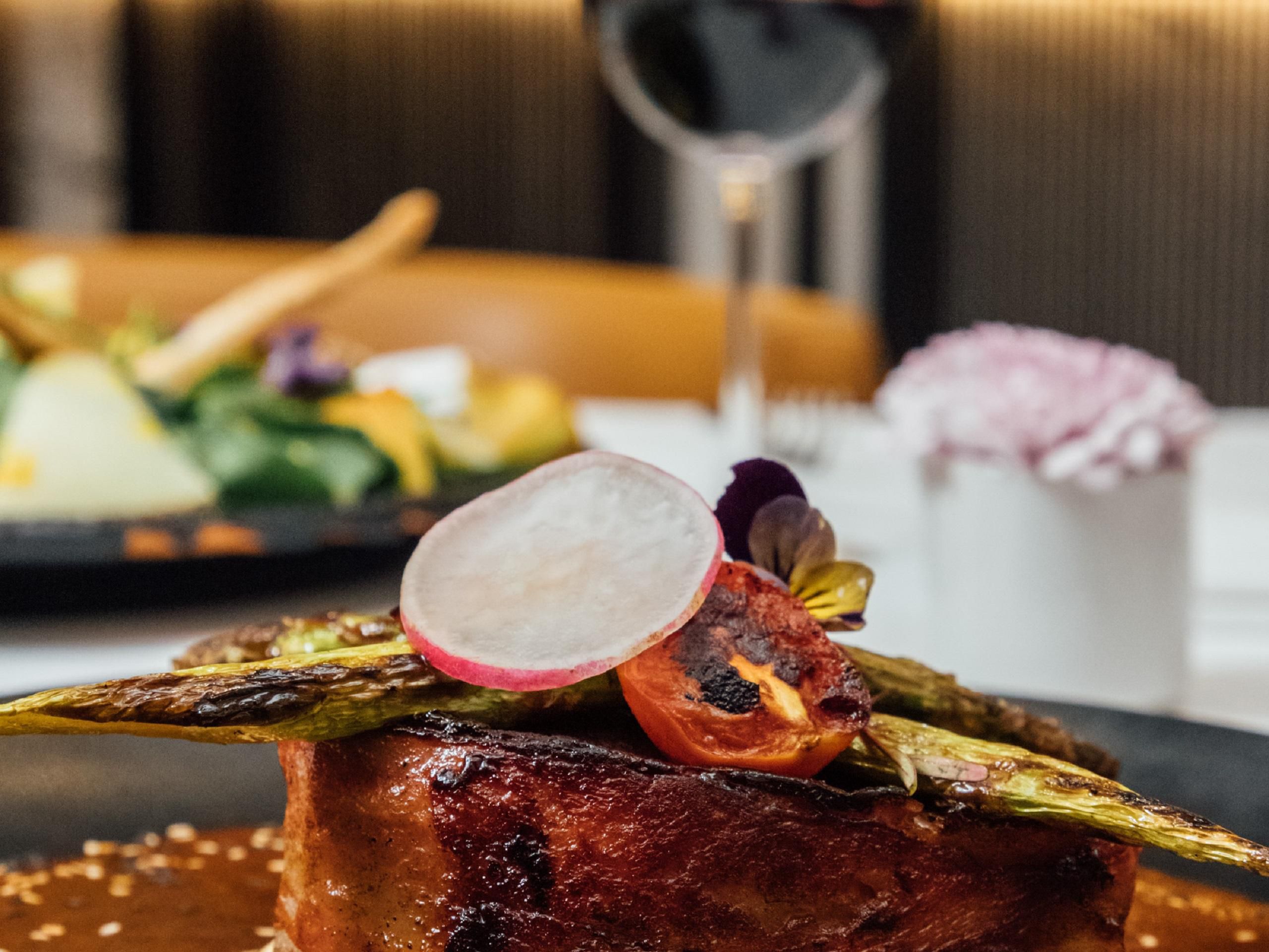 Nuestro restaurante Royalty, es reconocido por todos los poblanos por sus deliciosos platillos, su gastronomia destaca por conservar los sabores tradicionales de la gastronomia local de la ciudad de Puebla, disfruta de un mole, chalupas, cemitas entre otros platillos tipicos, todos con el mejor sabor que podrás disfrutar en la ciudad.