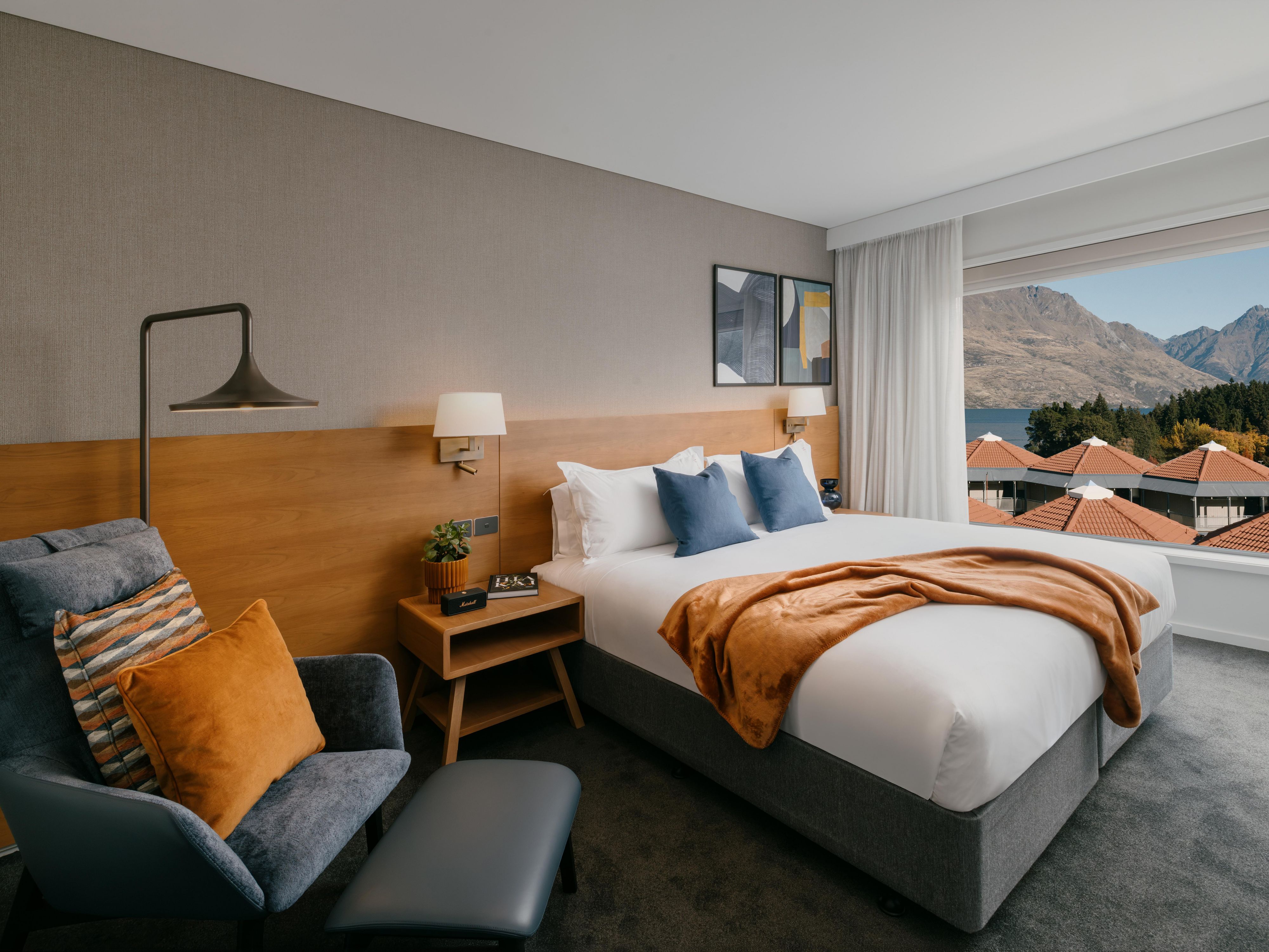 One bedroom Suite Mountain View Bedroom 