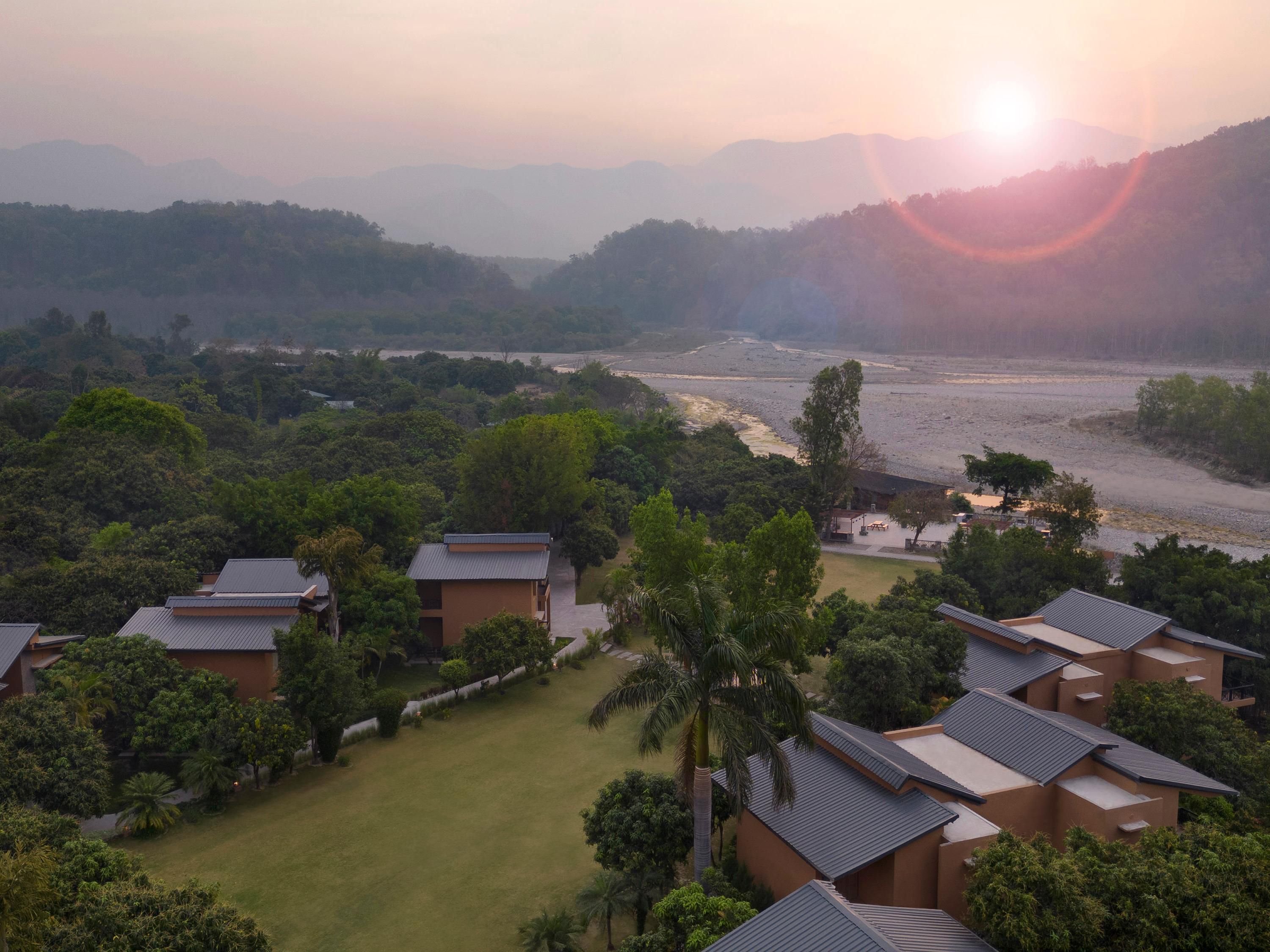 resor premium kami menghadap ke sungai Kosi
