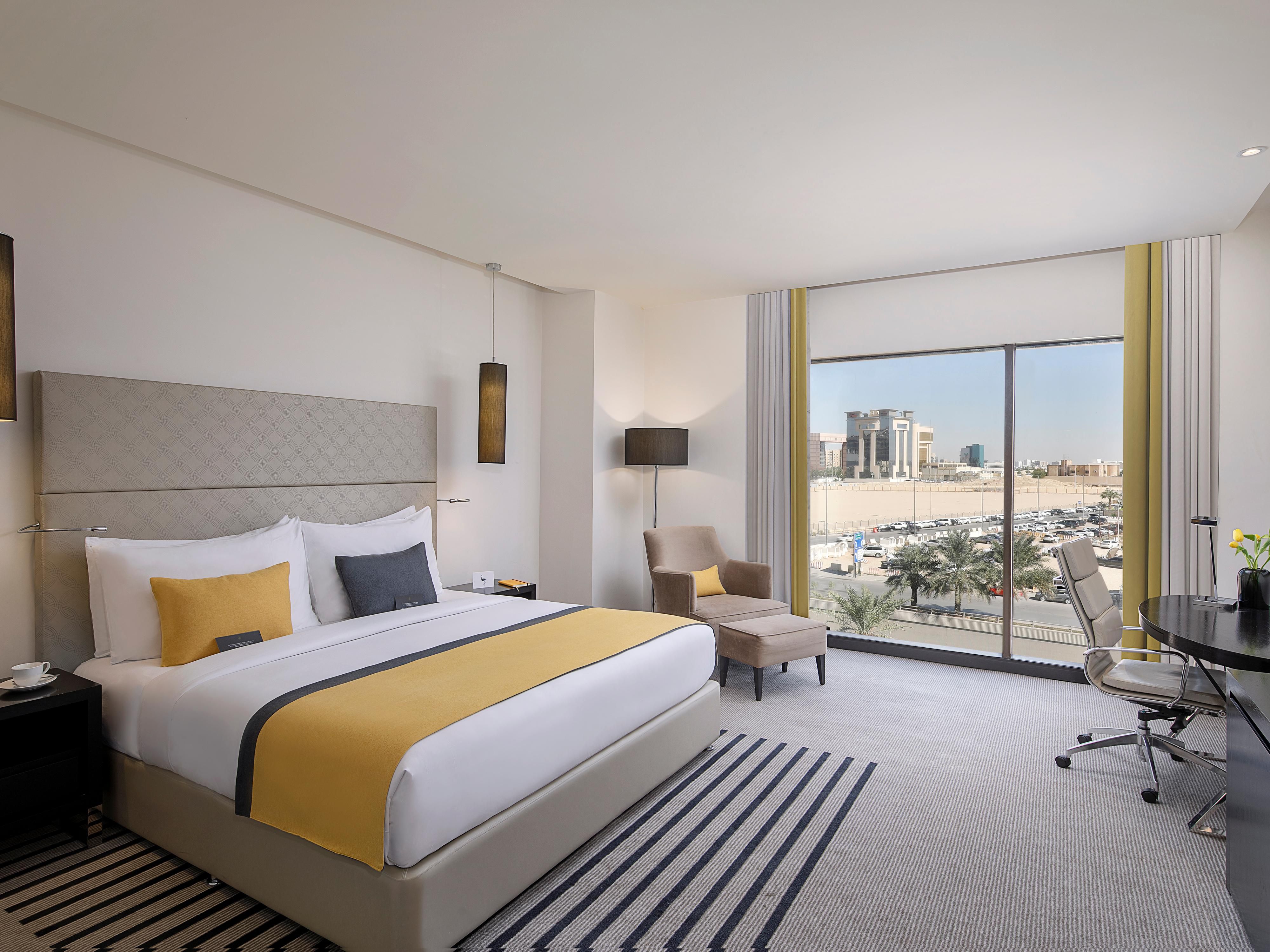 Cosy with panoramic city views and free executive lounge access