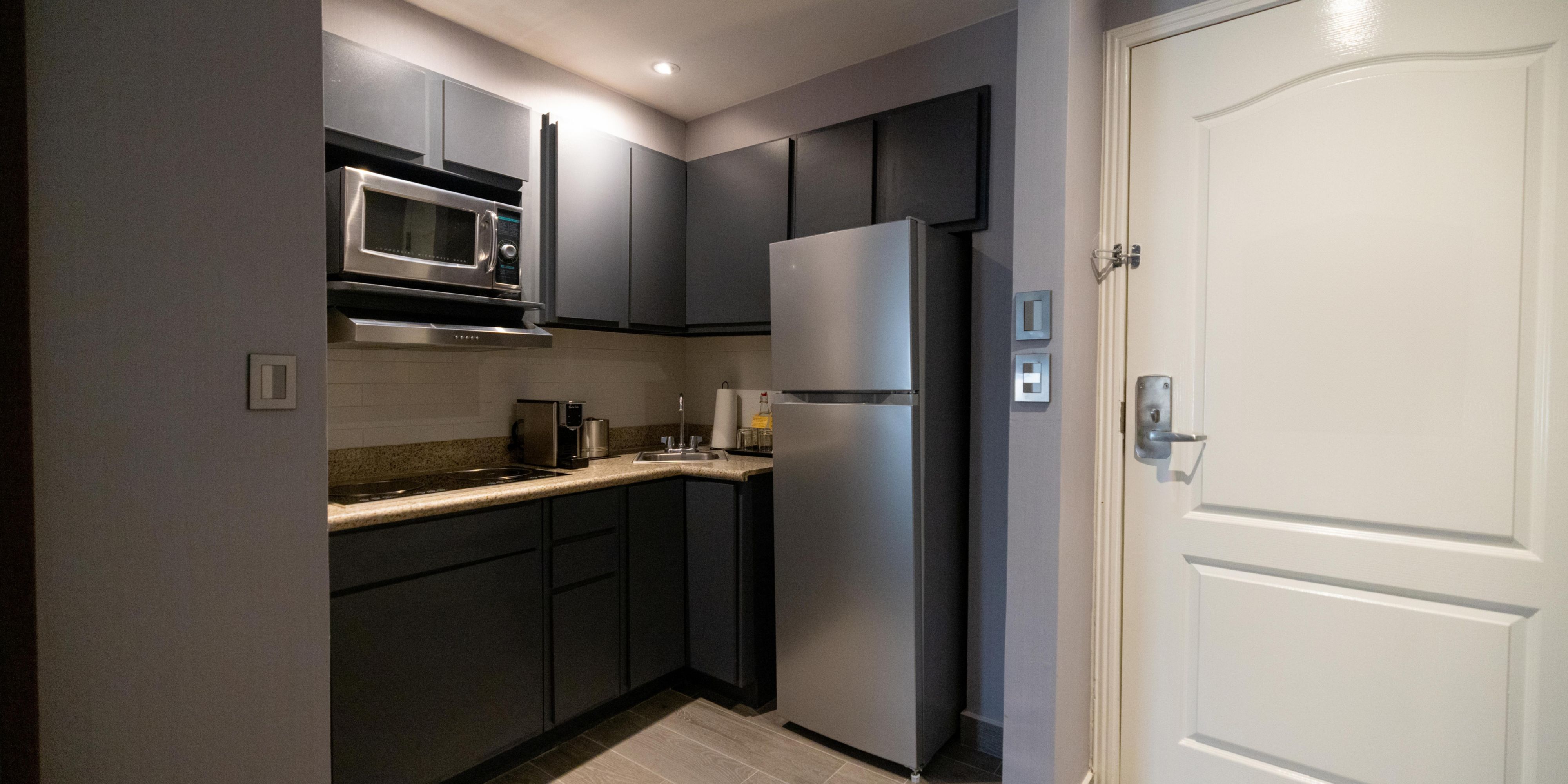 Extend your stay in downtown Saltillo and experience the comfort of our spacious suites. Equipped with kitchenettes and large living areas, they're perfect for long stays, whether for business or leisure. 
Enjoy modern amenities and a home-like atmosphere designed for your convenience at voco Saltillo.