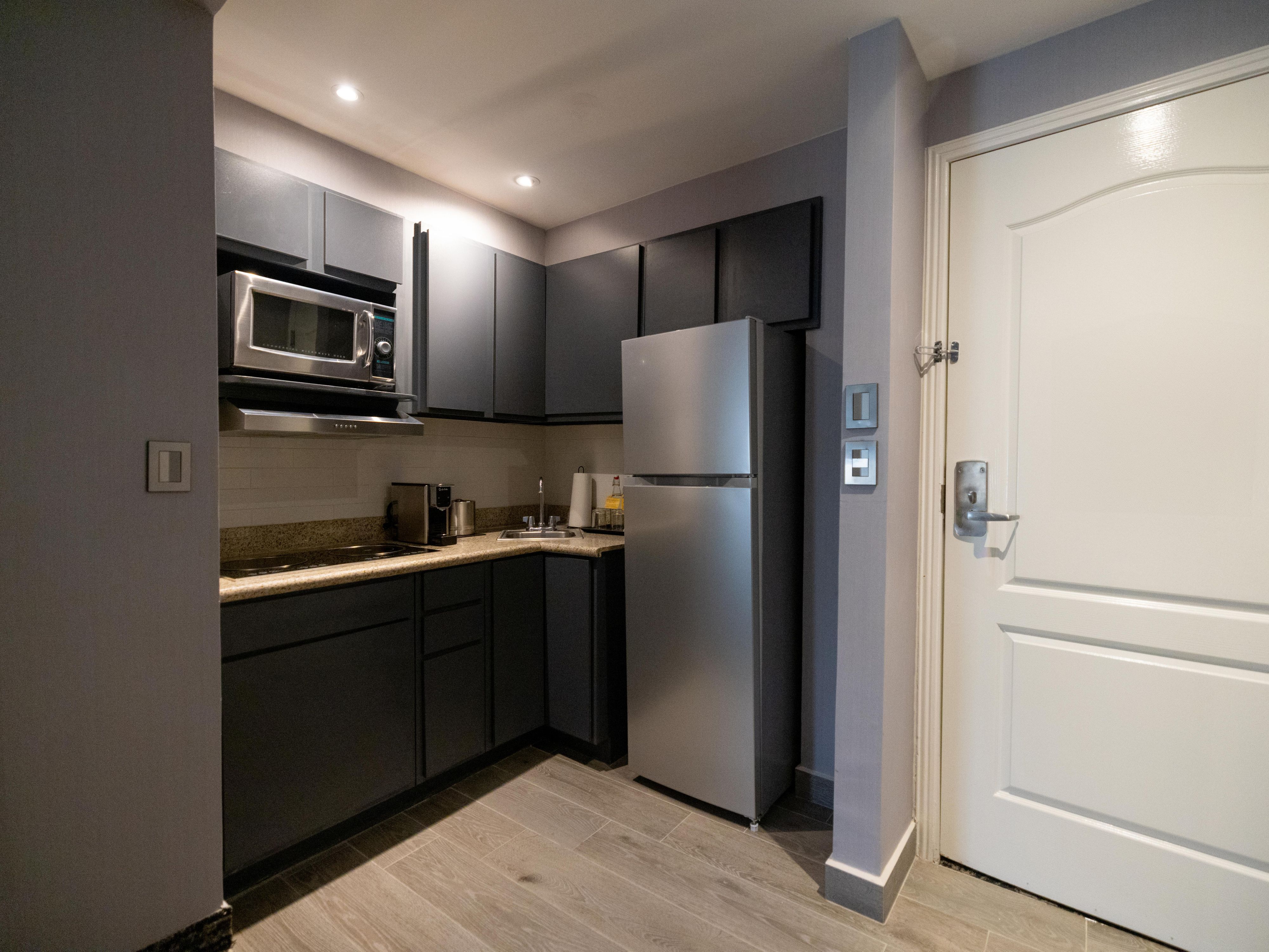 Extend your stay in downtown Saltillo and experience the comfort of our spacious suites. Equipped with kitchenettes and large living areas, they're perfect for long stays, whether for business or leisure. 
Enjoy modern amenities and a home-like atmosphere designed for your convenience at voco Saltillo Suites.