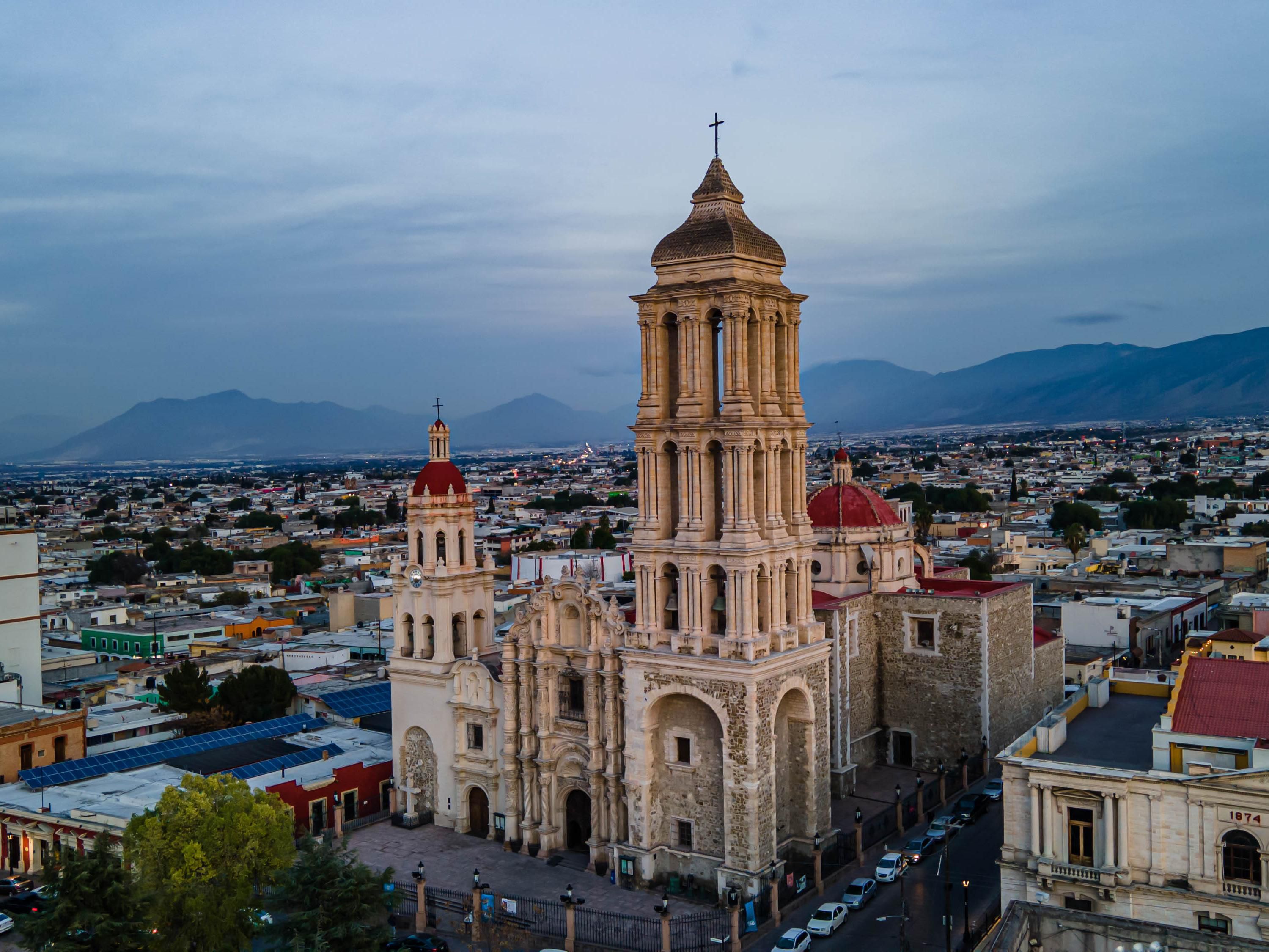 Explore the rich culture of Saltillo. Visit the Desert Museum and the Bird Museum. Don't miss the Plaza de Armas and the Saltillo Cathedral, perfect for enjoying local architecture and daily life. Check out the Destination section on our page and discover all that this beautiful city has to offer!