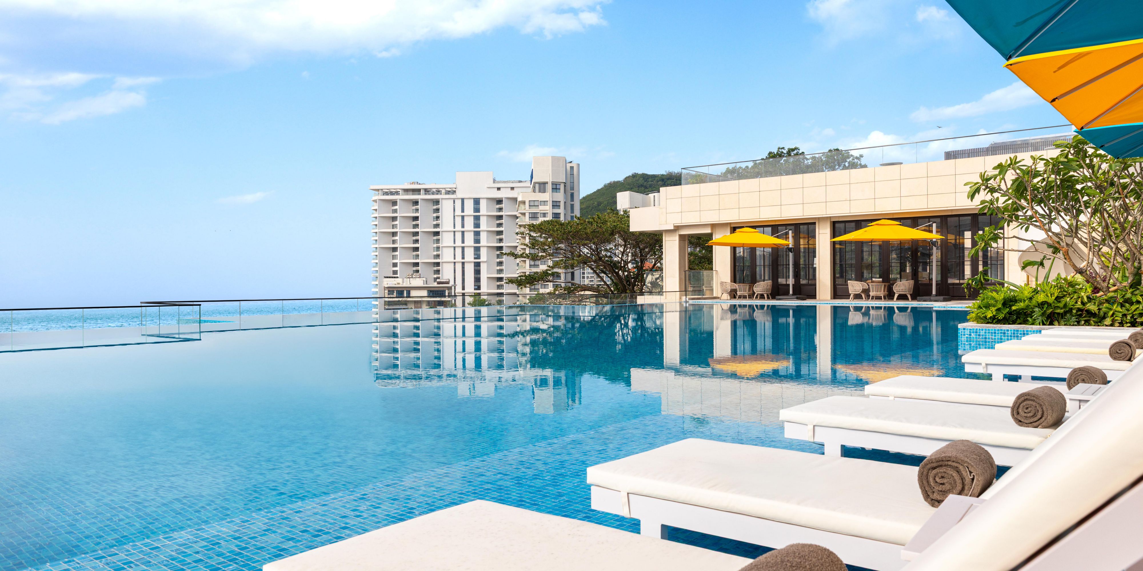 Enjoy the refreshing swimming pool, and let the sunlight create the perfect picture for you.