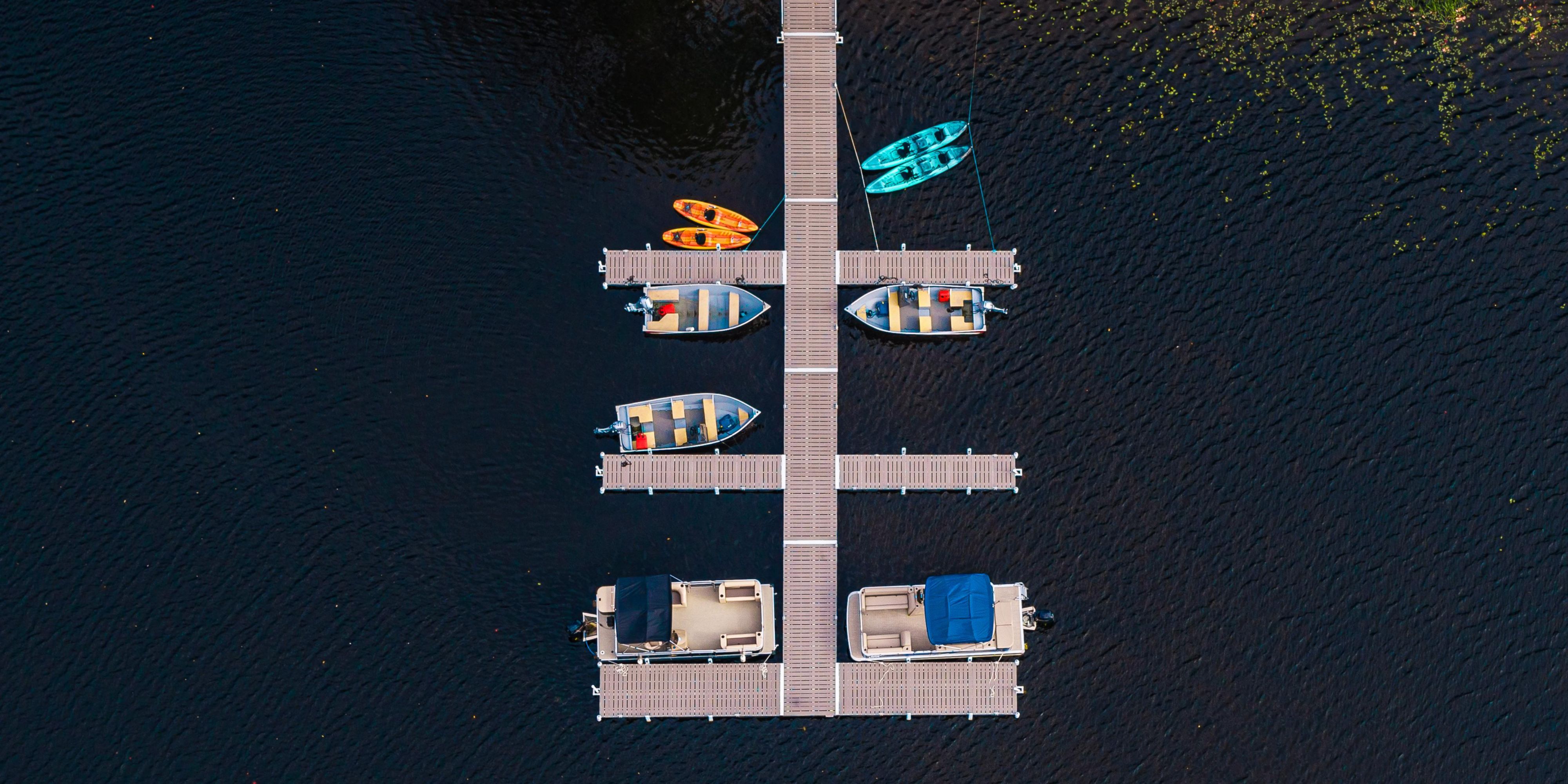 Stay lakeside, play lakeside. Hotel guests enjoy complimentary boat slips during their stay. With the public boat launch on Lake Flower just steps away, getting out on the water and coming home to the shore has never been easier. On Lake Flower for the day, pull up to the Lakeside Drift and receive complimentary docking while you dine.