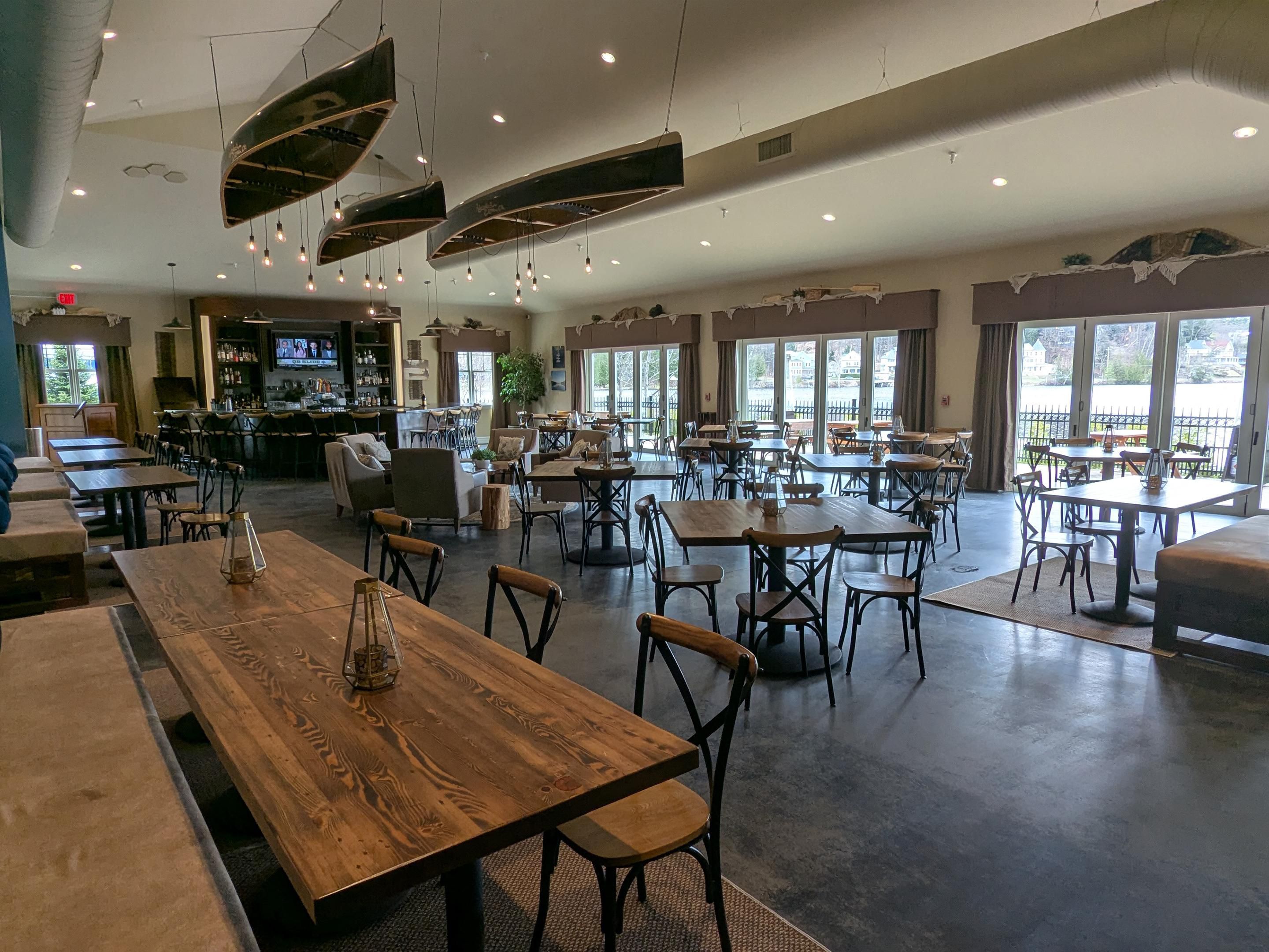 Experimente Refeições excepcionais em nosso restaurante à beira-mar no local, Lakeside Drift, que oferece sabores autênticos de Adirondack com vistas imbatíveis. Com barcos convenientes, é fácil para os velejadores parar para o almoço. À noite, relaxe com a família e desfrute de um delicioso jantar com inspiração local em um ambiente relax à beira do lago.