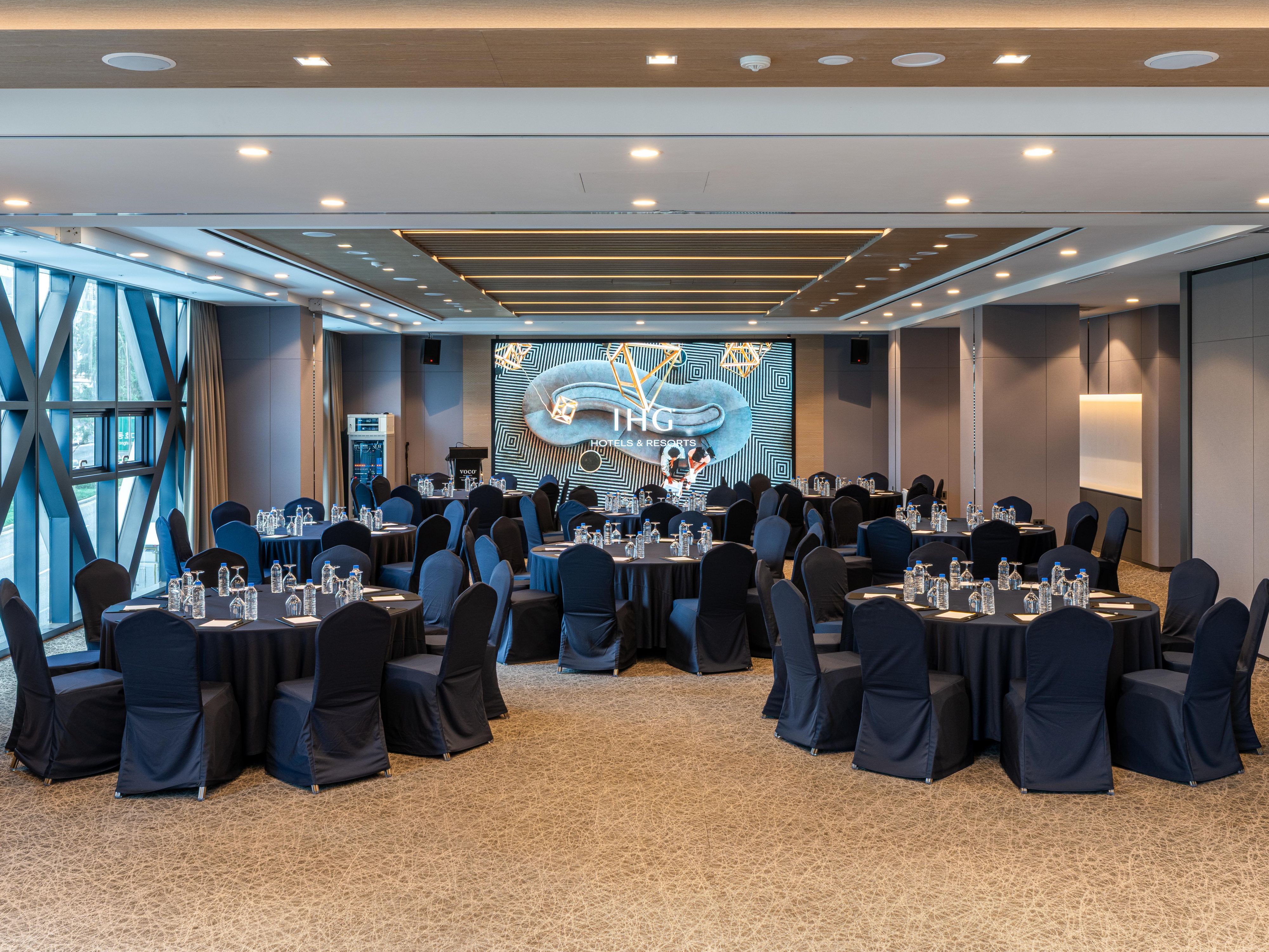 スマートで多様性のあるミーティングルームで、お客様のニーズに合う最適なミーティング会場をご提供いたします。最新のテクノロジーと、お客様のお好みに合わせたテイラーメイド・メニューをご用意。専任チームによる柔軟な対応と豊富なビジネス知識で、魅力的でパーソナライズされたミーティングやイベントを実現します。