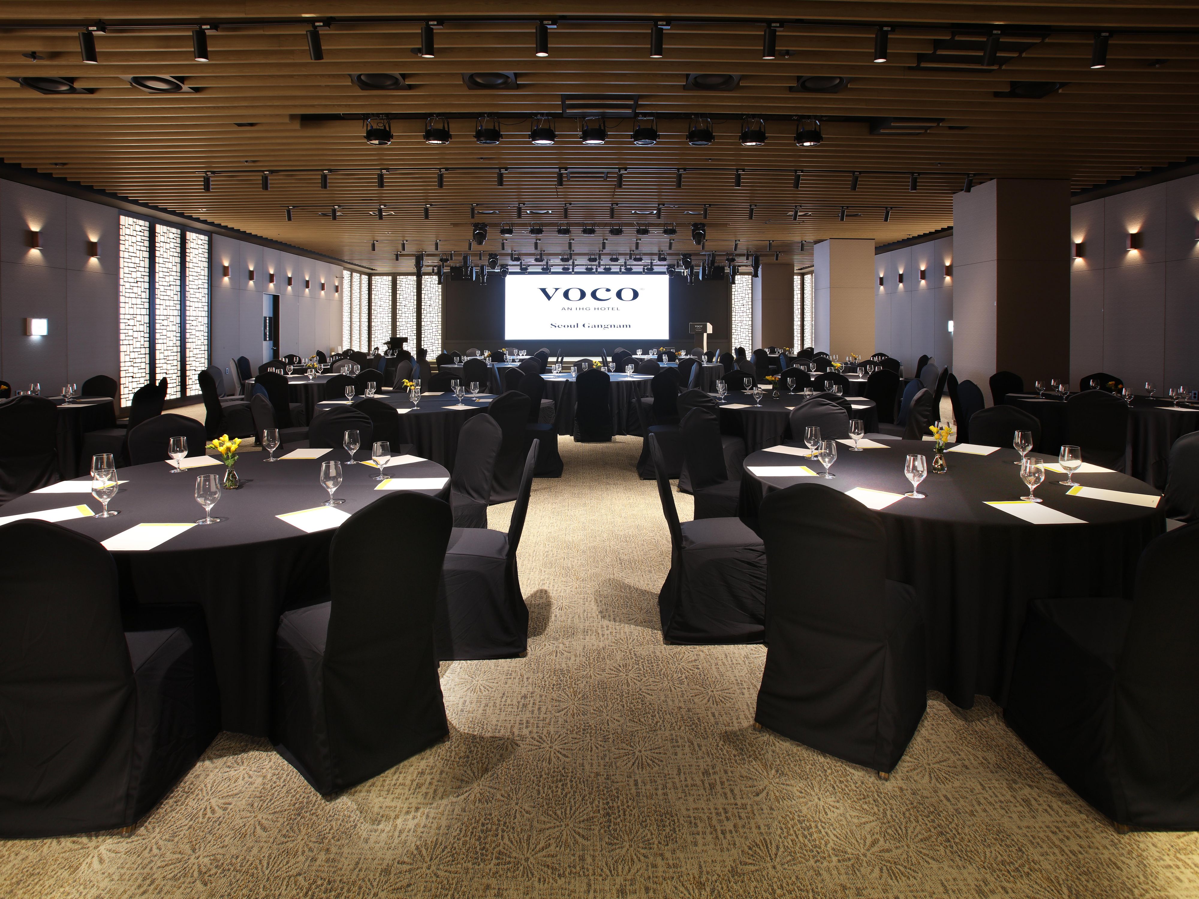 Transform your conferences into memorable experiences in our hotel in Gangnam. With bespoke menus, the latest technology, and unmatched flexibility, our smart and versatile meeting rooms set the stage for success. Our unrivalled expertise ensures effortless, engaging events. So, come on in and let inspiration guide you to success.