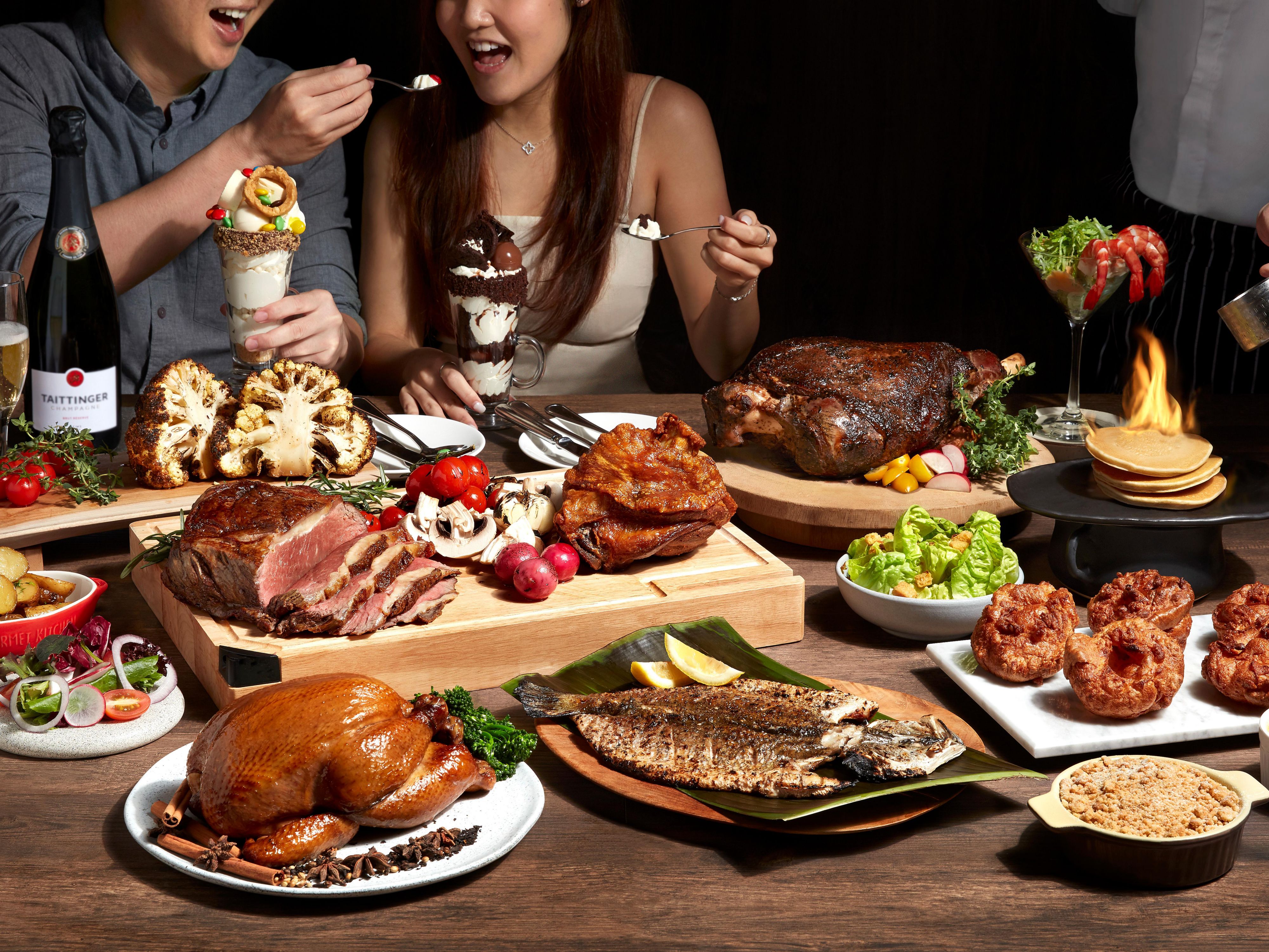 日曜日は最高級のおもてなしで、格別なひとときをお過ごしください。ジューシーなステーキや肉料理から新鮮なシーフードまで、一口ごとにスモーキーな火の雰囲気が漂っています。さまざまな前菜、サイドメニュー、デザートで食事を終えた後は、営業しているGueridonのステーションでシェフの特別料理をお楽しみください。