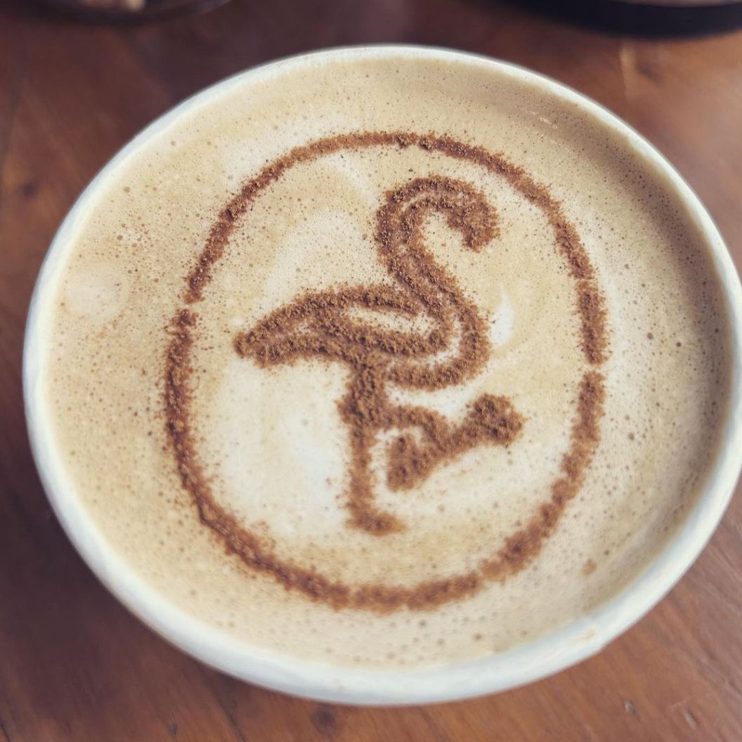 Latte art of the voco Flamingo in coffee