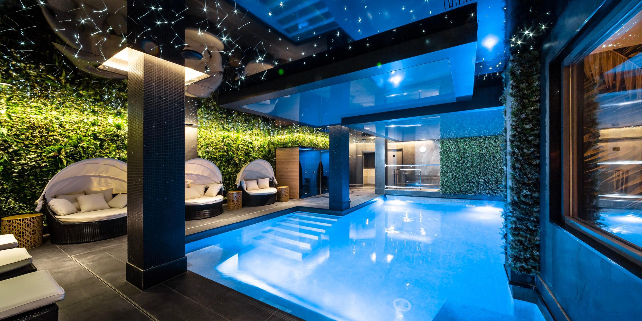 For a contrasting mood, our spa is a real haven with its living wall, low lights, and loungers. If you’d rather not work too hard, you can bask in the hammam, book a massage or enjoy a heat treatment in our Physiotherm cabins.