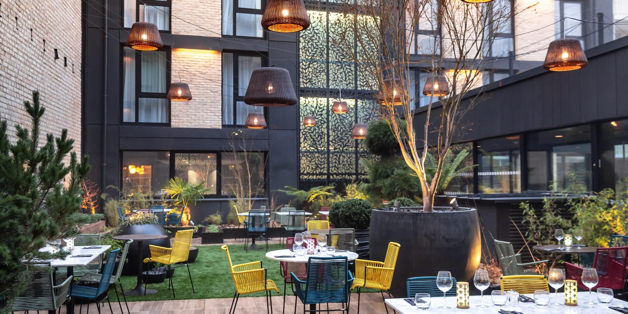Both restaurant and bar have peaceful terraces where you can eat or chat outside. Throughout the day, our chefs serve up international dishes and local specialties, along with salads and gourmet sharing plates. With table football and a big TV screen, our friendly lounge bar offers craft beers, French wines and cocktails.