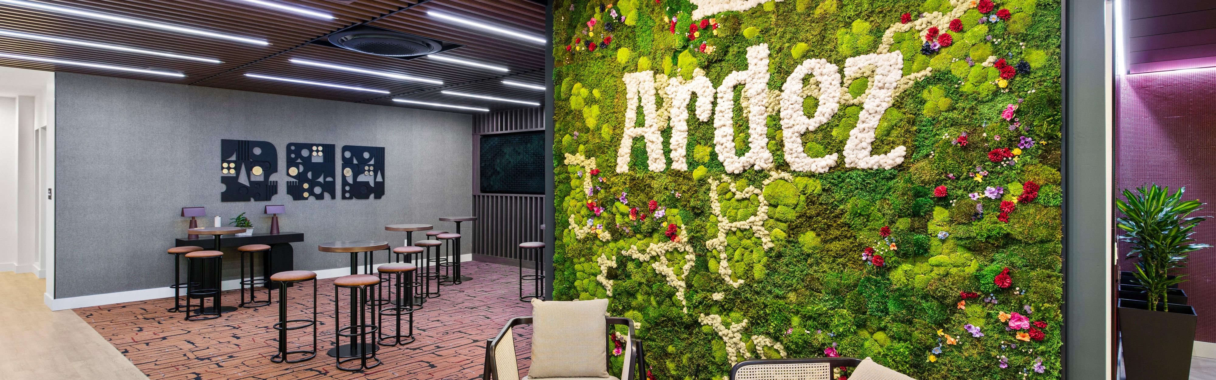 $hotelInfo.mediaDetails.welcomePhotos.primaryPhoto.caption}