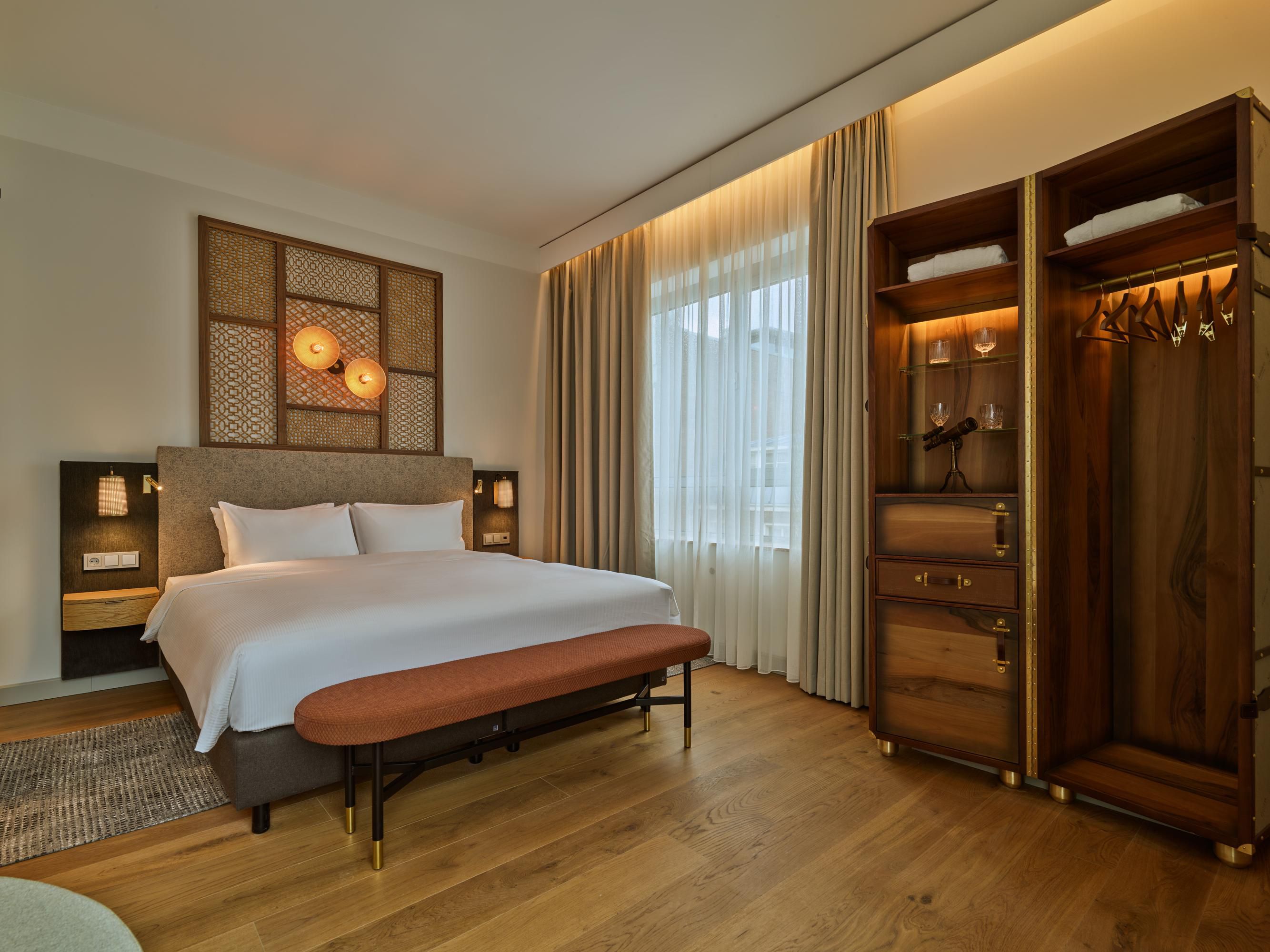 Suíte com cama king size e área de estar