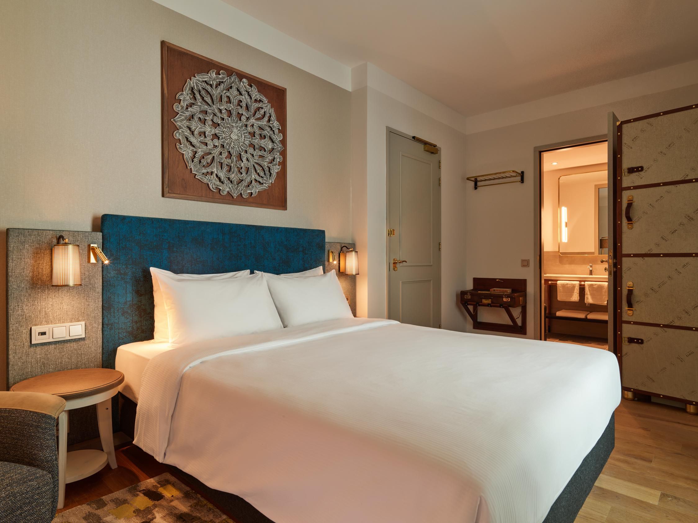 Enjoy an eco-friendly stay with luxurious rain showers and premium bedding, designed for ultimate comfort while minimizing environmental impact. Our rooms offer a balance of sustainability and relaxation, ensuring a restful, green experience during your stay at voco The Hague. 