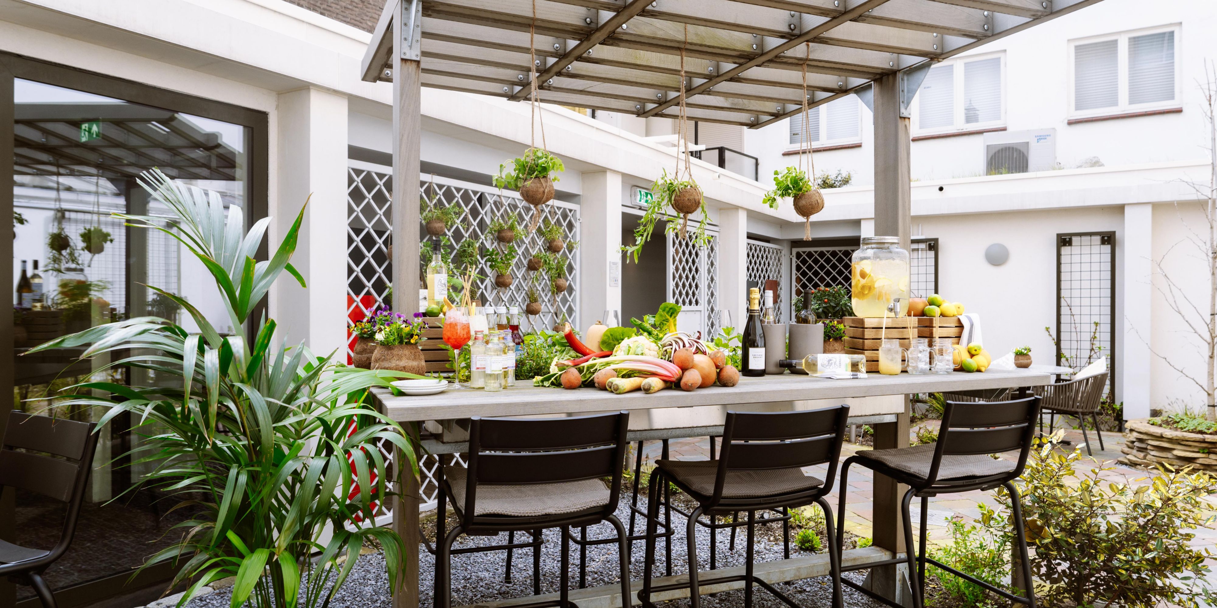 Enjoy a tranquil setting perfect for both casual meals and special occasions. Surrounded by lush greenery, it’s the ideal spot to relax and savor a selection of fresh, seasonal dishes in the heart of The Hague. 