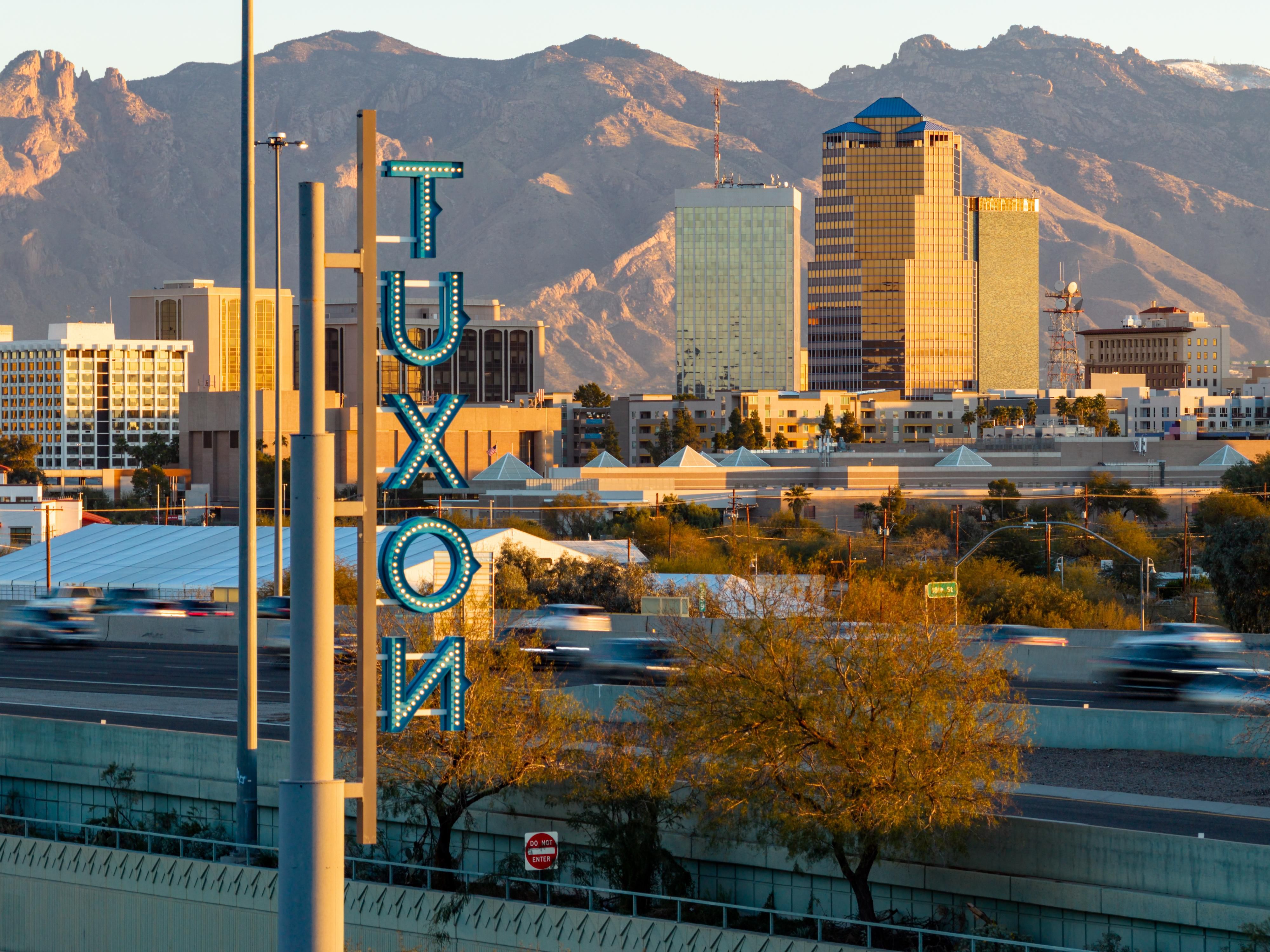 Justo a la salida de la I-10 y a minutos del centro de Tucson, The Tuxon lo coloca a pasos del Distrito Mercado, la Avenida 4y la Universidad de Arizona. Explora tiendas independientes, comida callejera de Sonora, paseos artísticos y bares de mala muerte, luego regresa a tu refugio moderno en el desierto en medio de todo.