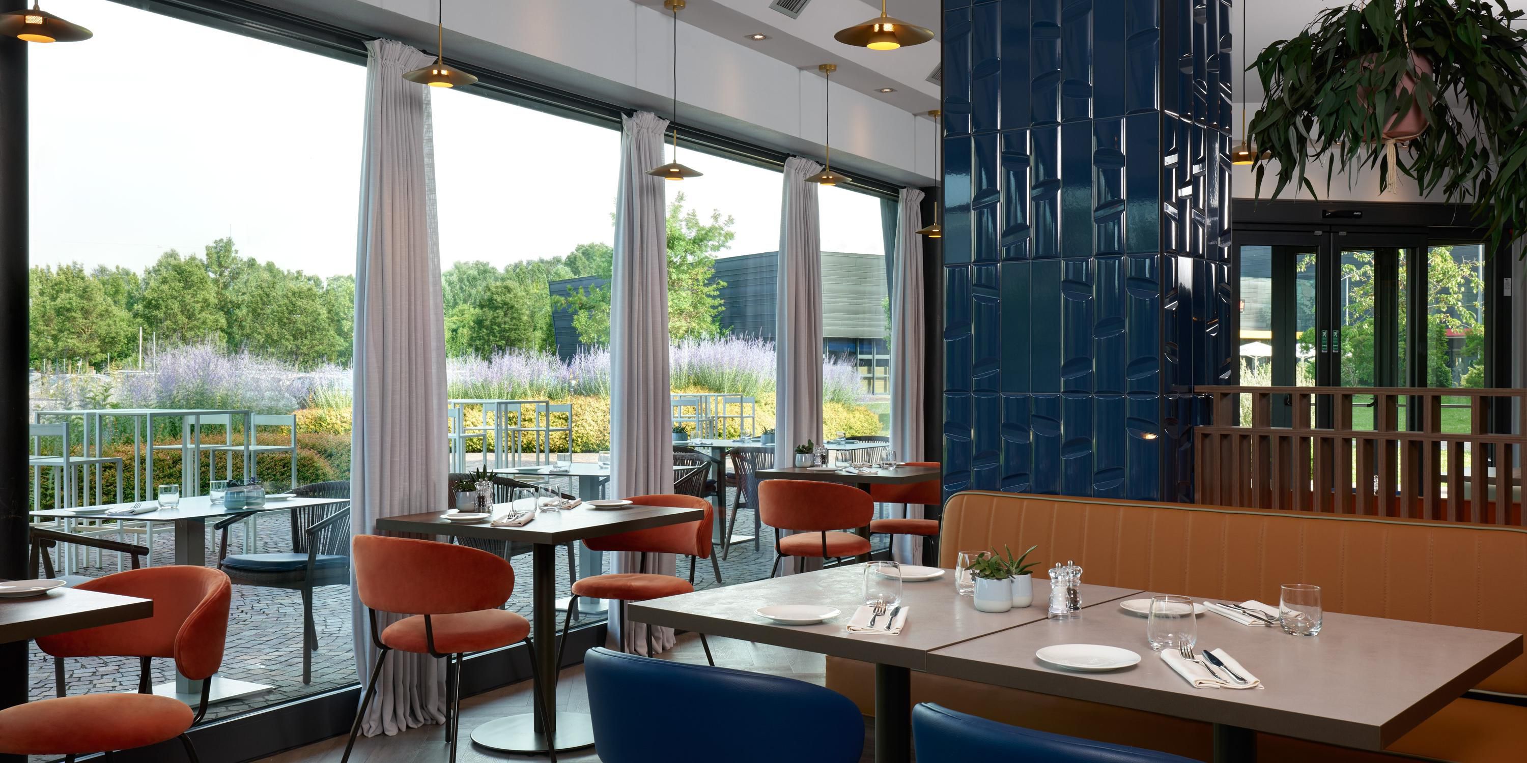 With the influence of Venetian tradition, yet with a global appeal, our restaurant welcomes guests in a stylish and unmistakable location. Accompanied by an extensive wine list, our restaurant menu is renewed every season based on the choice of fresh and local products.