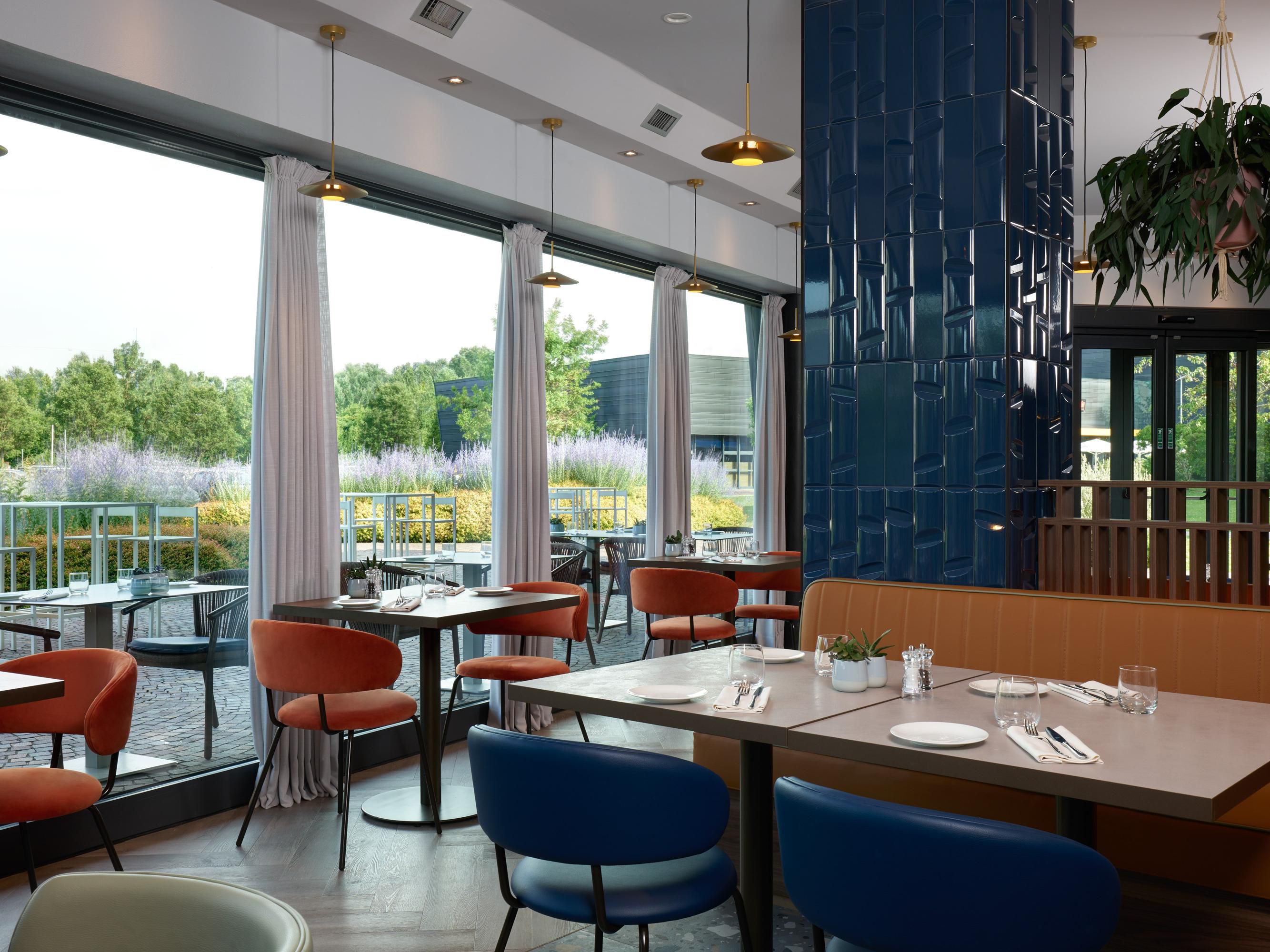 With the influence of Venetian tradition, yet with a global appeal, our restaurant welcomes guests in a stylish and unmistakable location. Accompanied by an extensive wine list, our restaurant menu is renewed every season based on the choice of fresh and local products.