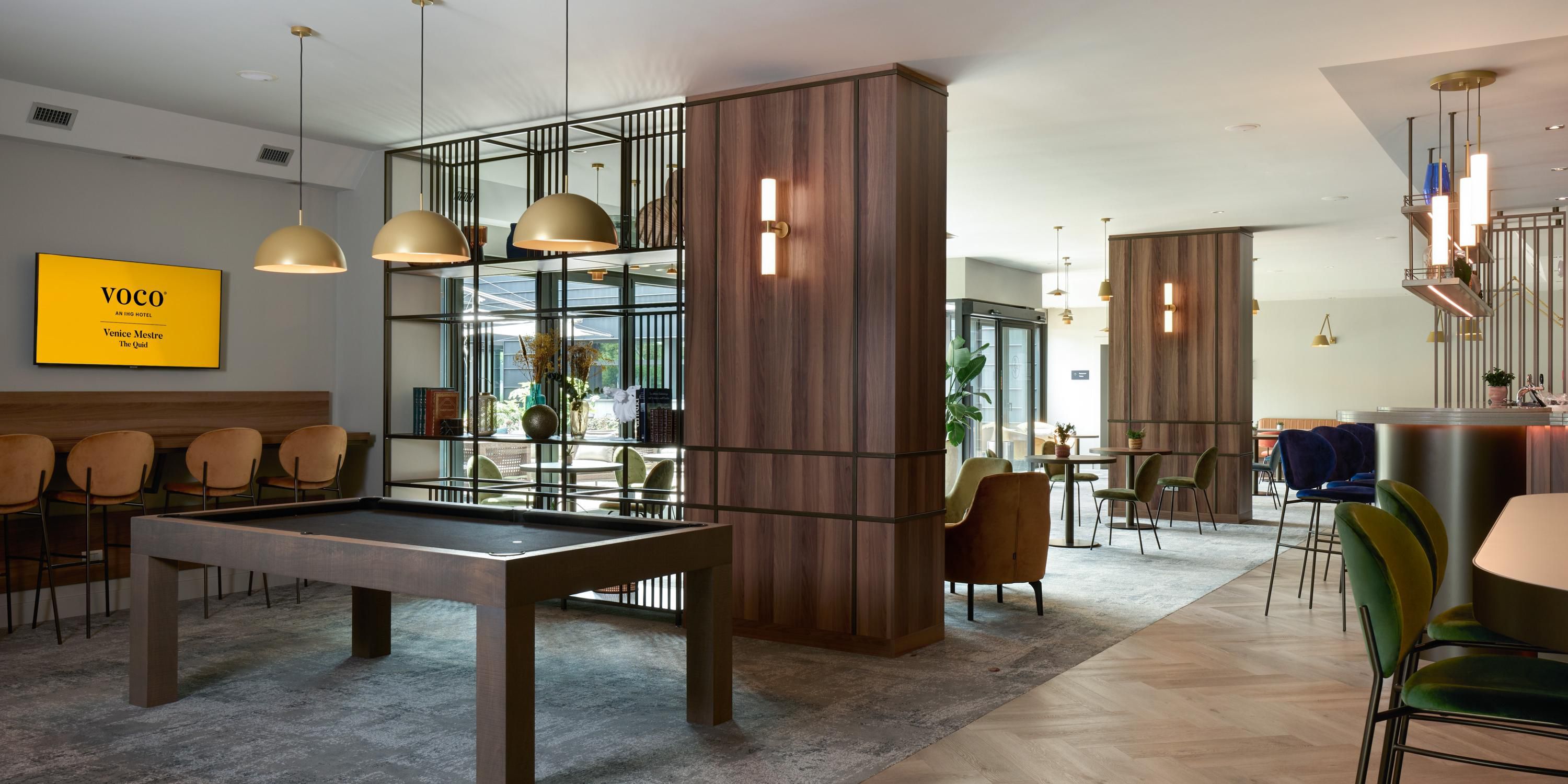 Loose the tie knot at our Bar, an inspiring and lively environment in which you will have the chance to start productive mornings and finish off with an ice-cold beer and a match in the adjacent gaming areas for successful business days in Venice Mestre!
