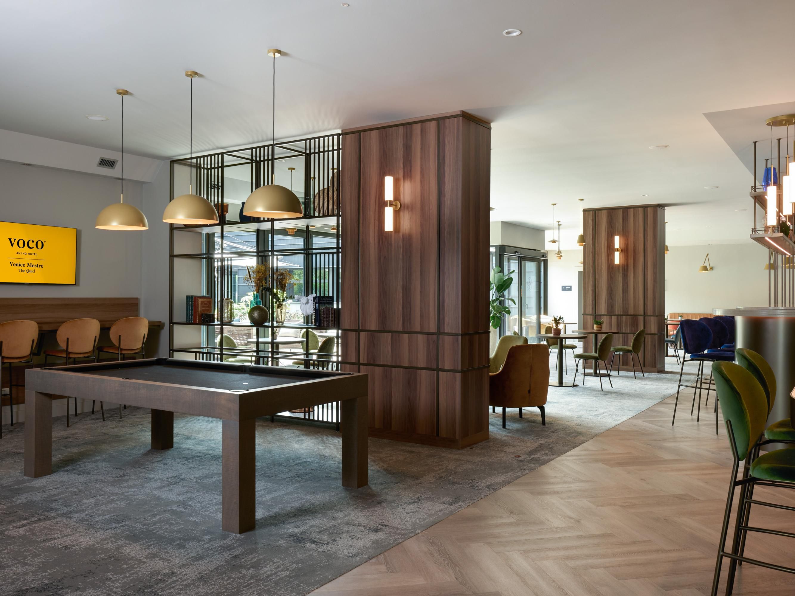 Loose the tie knot at our Bar, an inspiring and lively environment in which you will have the chance to start productive mornings and finish off with an ice-cold beer and a match in the adjacent gaming areas for successful business days in Venice Mestre!