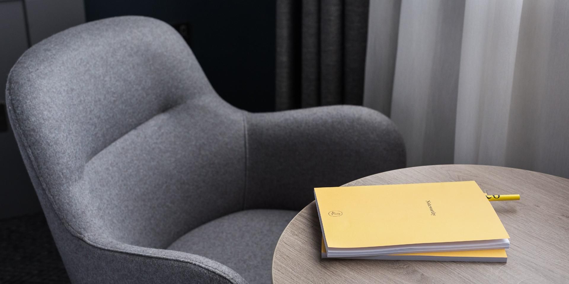 Our hotel has three contemporary meeting rooms: “Smart“ is 55m² and accommodates 60 people, while “Inspire“ and “Connect“ are 33m² and accommodate 30 people each. They share a foyer. Looking for a more intimate setting? Our meeting suite for up to four people offers a lounge atmosphere and includes a refrigerator. And a little welcome surprise.