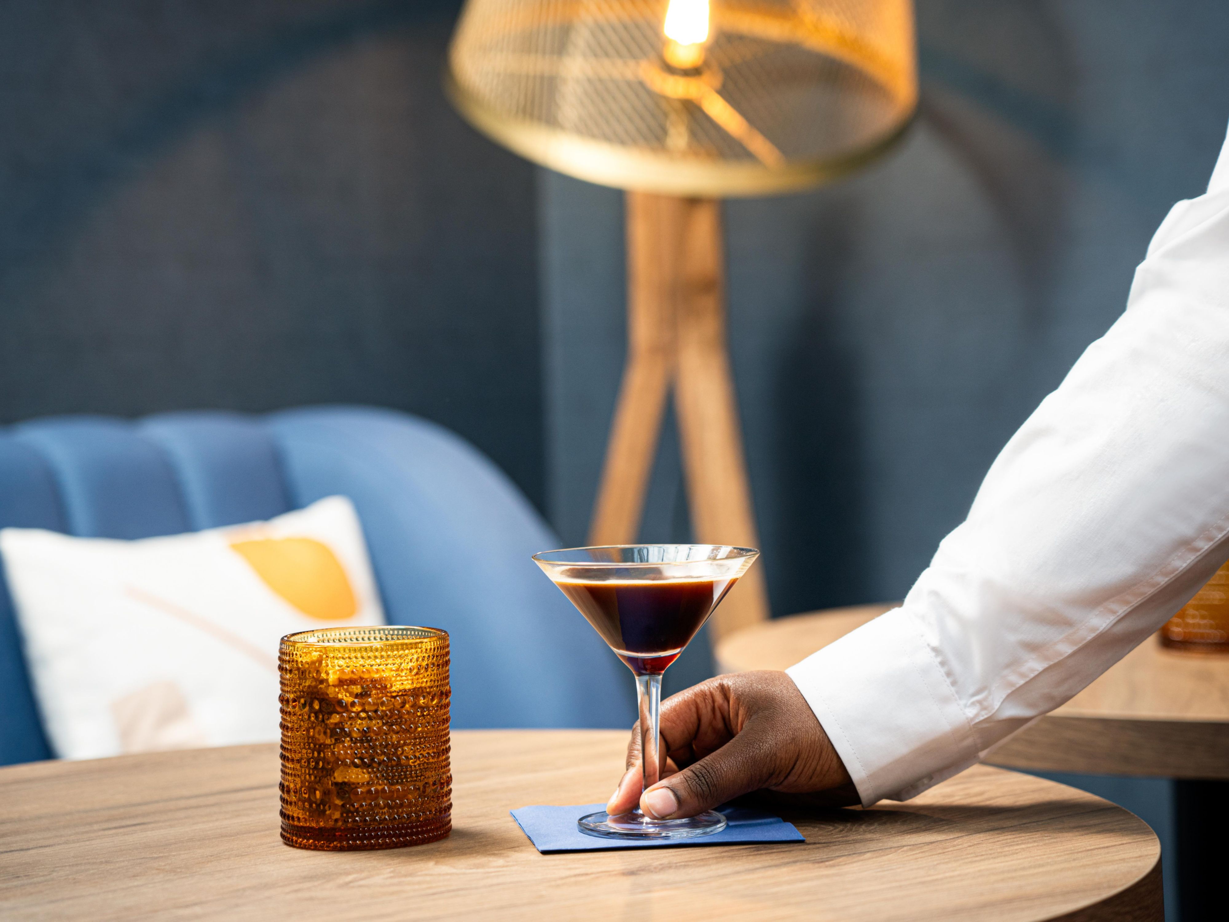 Like the name of our hotel, our bar invites guests and locals alike to come in and relax in a playful yet sophisticated atmosphere. Enjoy a classic Bluebird cocktail, ask our bartenders for their signature drink, or have a glass of wine or beer. Make your way from the lounge area to the bar, where great conversations and lasting memories are made.