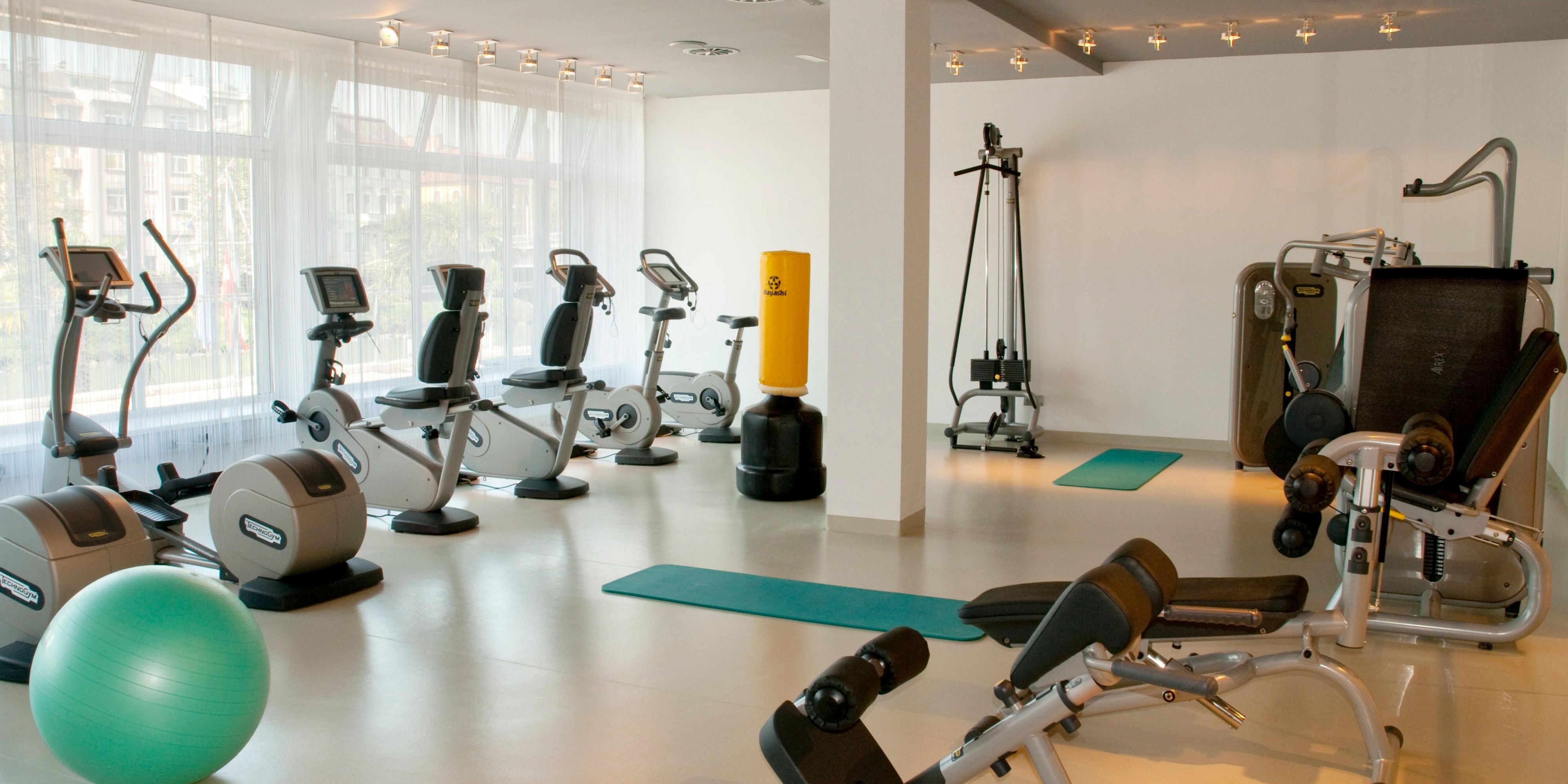 In our spacious fitness room covering 800 exclusive square metres, you will find everything you need for a balanced workout. State-of-the-art equipment from leading manufacturers is available to help you achieve your fitness goals, be it strength building, endurance training or targeted body toning. The room is designed so that both beginners