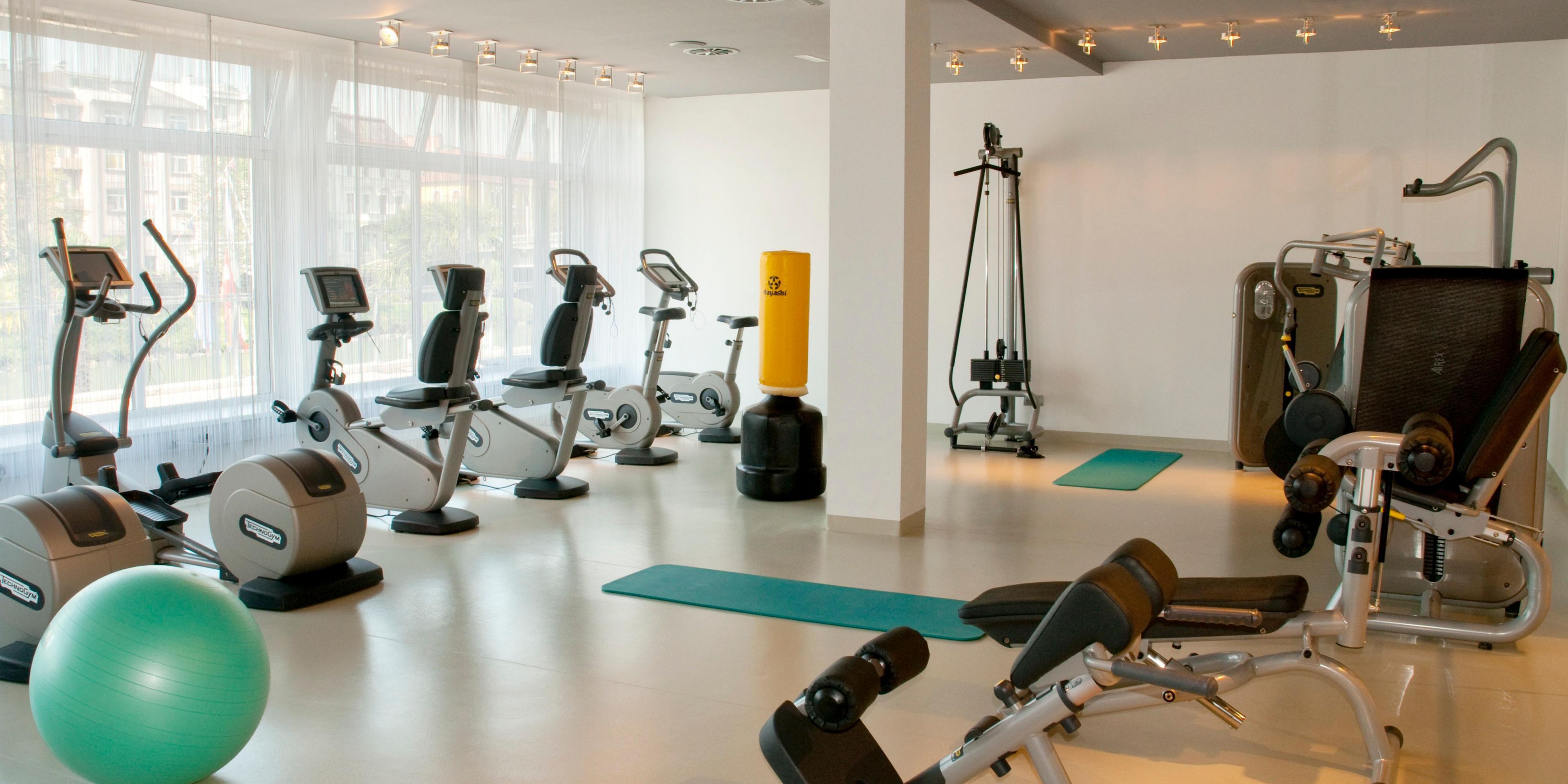In our spacious fitness room covering 800 exclusive square metres, you will find everything you need for a balanced workout. State-of-the-art equipment from leading manufacturers is available to help you achieve your fitness goals, be it strength building, endurance training or targeted body toning.